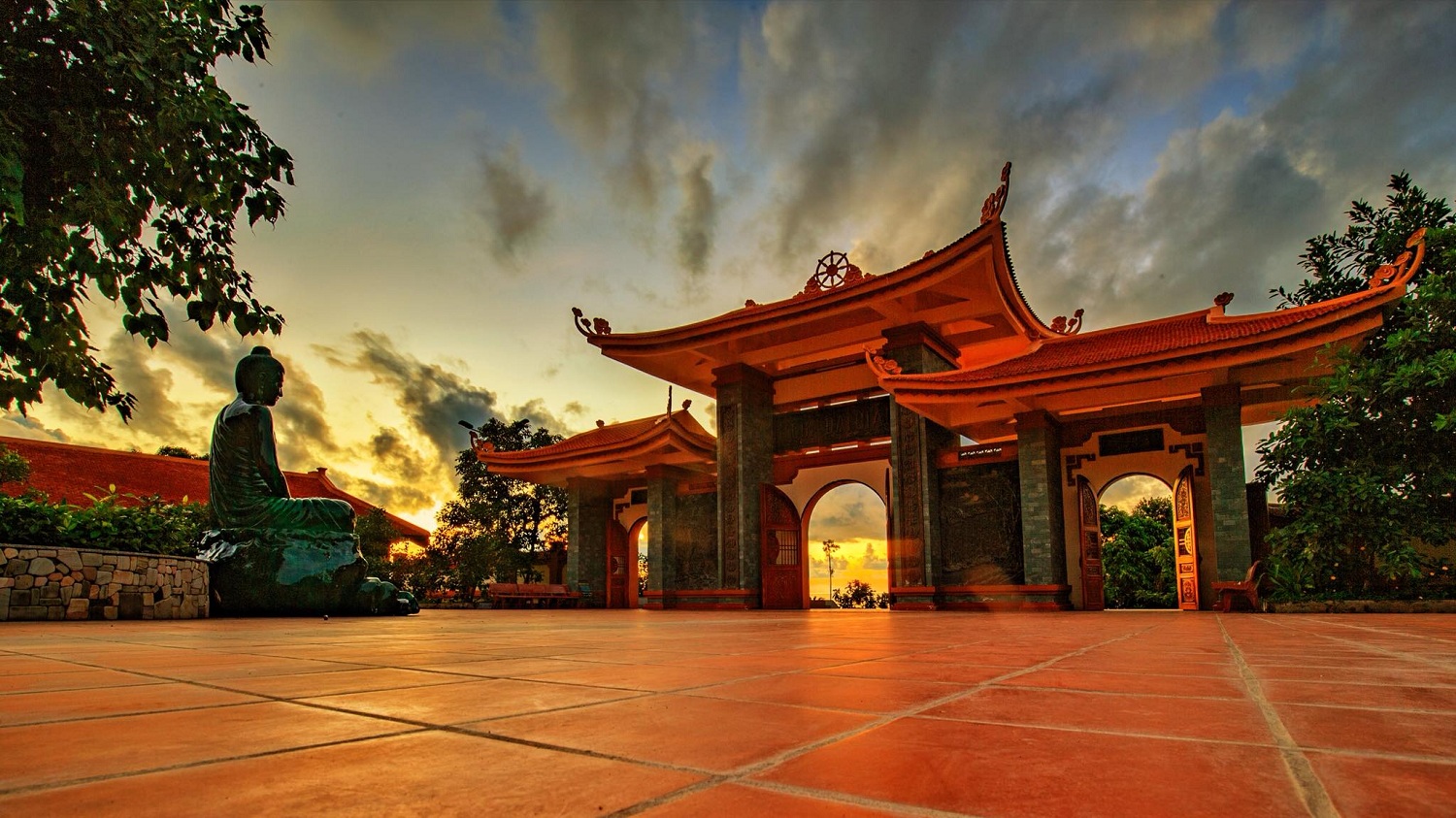 Chùa hộ quốc Phú Quốc Green Bay Resort & Spa