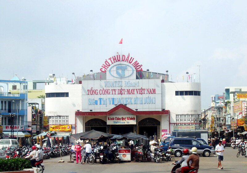 Nằm cạnh đối diện dòng sông Sài Gòn thơ mộng, ta bắt gặp khu nghỉ dưỡng vô cùng hiện đại và sang chảnh mang tên Golden Emerald Resort.