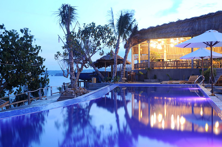 Không gian hồ bơi tại Stop And Go Làng Chài Resort