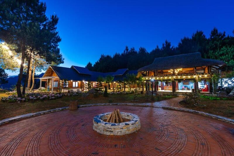 Được ví như “Ngôi làng Bắc Âu” của Mộc Châu, The Nordic Village là khu nghỉ dưỡng mang mong cách Bắc Âu giữa lòng cao nguyên xinh đẹp của núi rừng Tây Bắc.