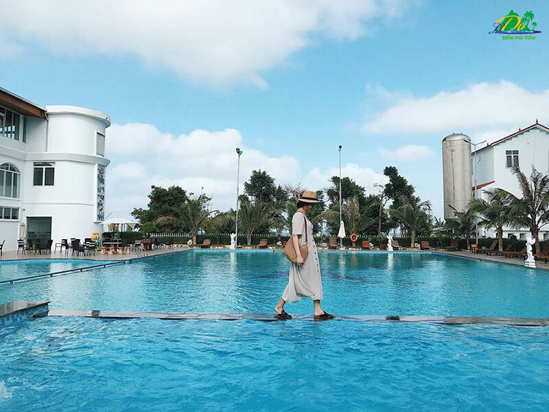 Paracel Hải Tiến Resort là khu khách sạn nghỉ dưỡng 4 sao được thiết kế lối Tân cổ điển tinh tế, chủ đạo bên ngoài là sắc trắng mang nét hài hòa sang trọng.