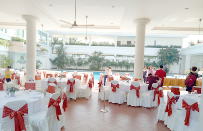  Song Be Golf resort - sân chơi mới cho người yêu golf Song Be Golf resort là điểm đến lý tưởng dành cho khách du lịch ưa thích khám phá và đặc biệt là những người có hứng thú với môn thể thao golf. Kết hợp không gian nghỉ ngơi xanh mát cùng thiết kế sân golf chuyên nghiệp đạt tiêu chuẩn quốc tế, Song Be Golf resort mang lại nhiều trải nghiệm thú vị cho du khách. Vậy Song Be Golf resort có gì hay? địa chỉ ở đâu? đặt phòng thế nào? Cùng Lalagotham khảo bài viết để tìm câu trả lời nhé. 1. Đôi nét về Song Be Golf resort Song Be Golf resort được xây dựng dựa trên ý tưởng mới lạ, kết hợp không gian nghỉ dưỡng xanh với sân tập thể thao chuyên nghiệp. Do thiết kế đặc biệt độc đáo, Song Be Golf resort là điểm đến thu hút không chỉ khách du lịch tham quan mà cả nhóm dân chơi golf lâu năm cùng những người quan tâm đến môn thể thao này. Tâm điểm của khu phức hợp là sân golf Sông Bé - quy mô 27 lỗ, gồm 3 sân 9 lỗ là sân Lotus Course, sân Palm Course và sân Desert Course. Thiết kế sân golf gồm có 14 hồ nước nhân tạo cùng các hố cát trải dài, fairway dài và hẹp để tăng độ khó cho các trận đấu. Thiết kế sân golf gây ấn tượng bởi những thảm cỏ xanh mướt, uốn lượn quanh hồ kết hợp với non bộ, phiến đá, cây khô, xương rồng tạo nên khung cảnh non nước hữu tình, nâng cao cảm xúc cho các golfer vui chơi, luyện tập. Ngoài ra, do nằm ở vị trí đắc địa nên sân golf Sông Bé còn là địa điểm tổ chức nhiều giải đấu golf lớn, thu hút không chỉ khách du lịch mà cả các dân chơi golf chuyên nghiệp. 2. Địa chỉ và hướng dẫn di chuyển tới Song Be Golf resort 2.1 Địa chỉ chi tiết Song Be Golf resort nằm ở số 77, phường Lái Thiêu, thị xã Thuận An, tỉnh Bình Dương, nằm ngay trên đại lộ Bình Dương. Với khoảng cách 22km đi từ trung tâm thành phố Hồ Chí Minh hoặc sân bay Tân Sơn Nhất, khách du lịch có thể dễ dàng di chuyển bằng ô tô và lựa chọn nhiều tuyến đường để đến thăm khu nghỉ dưỡng. 2.2 Hướng dẫn đường đi tới Song Be Golf resort Nằm trên khu vực có nhiều tuyến đường lớn đi qua, Song Be Golf resort tạo điều kiện thuận lợi cho các phương tiện di chuyển từ phía trung tâm thành phố Hồ Chí Minh và các khu vực giáp ranh. Nếu bạn đang ở trung tâm thành phố, bạn có thể tham khảo chỉ dẫn sau: Xuất phát từ thành phố Hồ Chí Minh di chuyển dọc theo đường Trường Chinh đến Tân Hưng Thuận (xa lộ Hà Nội). Đi theo xa lộ Hà Nội/ xa lộ Đại Hàn/ quốc lộ 1A đến KP5 Tô Ngọc Vân (Thanh Xuân). Tiếp tục di chuyển qua các tuyến đường Hà Huy Tập, Cầu Phú Long và đại lộ Bình Dương/ quốc lộ 13 (Lái Thiêu, Thuận An) đến Hữu Nghị, Bình Hòa. Lái xe thêm 1km nữa là đến Song Be Golf resort ho chi minh. Do đường đi thuận tiện lại dễ dàng đặt xe từ trung tâm nên bạn có thể đến khu resort chỉ trong khoảng 45 phút di chuyển. Ngoài ra, bạn có thể tham khảo chi tiết các tuyến đường theo chỉ dẫn của bản đồ dưới đây: 3. Không gian và phong cách thiết kế Song Be Golf resort 3.1 Phong cách thiết kế Sân golf Sông Bé có thiết kế độc đáo, bố trí hài hòa không gian biệt thự nghỉ dưỡng tiện nghi cùng khu tiện ích phức hợp nằm trọn trong khuôn viên xanh, rợp bóng cây, thảm cỏ tươi mát. Khu resort thiết kế đan xen hố cát nhân tạo với khung cảnh rừng cây, bãi cỏ nhấp nhô giúp nâng cao trải nghiệm của du khách tham quan và cũng tăng độ khó cho những golfer thích chinh phục. Nằm trong khuôn viên xanh, thanh vắng, yên bình Song Be Golf resort mang lại cho khách du lịch cảm giác thoải mái để nghỉ ngơi và tạo cảm hứng cho các golfer kiến tạo nên những đường bóng đẹp mắt. Không chỉ được du khách đánh giá cao về tính thẩm mỹ mà Song Be Golf resort binh duong còn được quan chức địa phương trao tặng bằng khen với thiết kế hiện đại, góp phần tích cực trong công cuộc bảo vệ môi trường. 3.2 Hệ thống phòng nghỉ Song Be Golf resort 3.2.1. Phòng nghỉ Song Be Golf resort cung cấp 4 loại phòng nghỉ phục vụ nhu cầu nghỉ ngơi của du khách: Phòng Standard: có thiết kế đơn giản nhất trong các không gian phòng nghỉ tại resort. Phòng được trang bị các vật dụng cơ bản như giường ngủ, chăn ga, tủ, bàn,...Với thiết kế tối giản, phòng Standard cung cấp cho khách du lịch một không gian nghỉ ngơi vừa thoải mái mà lại tiết kiệm chi phí. Phòng Superior: có diện tích từ khoảng 20m2, cao cấp hơn phòng Standard thông thường. Với giá phòng cao hơn, gian Superior Song Be Golf resort trang bị vật dụng, thiết bị hiện đại cho du khách tăng trải nghiệm khi dừng chân tại khu nghỉ dưỡng. Phòng Deluxe: thiết kế ở tầng cao, nhìn ra sân cỏ lớn tạo cảm giác gần gũi với thiên nhiên hơn cho khách nghỉ dưỡng. Nghỉ ngơi tại phòng Deluxe Song Be Golf resort, du khách sẽ được sử dụng đầy đủ hệ thống thiết bị cao cấp gồm có bồn rửa mặt cao cấp, hệ thống phòng tắm, tivi, tủ lạnh thế hệ mới,... Phòng Suite: là loại phòng cao cấp nhất của khách sạn với không gian rộng lớn, diện tích từ trên 60m2. Phòng Suite bao gồm các gian ngủ, phòng tiếp khách riêng biệt và ban công để ngắm cảnh. Phòng Suite sẽ được trang bị đầy đủ nội thất, vật dụng cá nhân và cung cấp các dịch vụ phòng tùy theo nhu cầu khách du lịch. Dù đặt lịch nghỉ ngơi tại hạng phòng nào bạn cũng sẽ được phục vụ bữa sáng theo kiểu A la carte, thưởng thức trà, coffee và được cung cấp nước suối hàng ngày. 3.2.2. Căn villa Tòa biệt thự được thiết kế hòa hợp với kiến trúc tổng thể khu resort, giữ nguyên nét mộc mạc, tao nhã, đậm chất Việt Nam. Các căn villa được trang bị đầy đủ trang thiết bị hiện đại cho phòng khách, phòng bếp để du khách cảm thấy thoải mái, tiện nghi nhất khi ở lại nghỉ ngơi. Ngoài ra, một số căn villa có thiết kế 3-4 phòng ngủ tạo điều kiện cho khách đi theo đoàn hoặc nhóm gia đình có thể sinh hoạt cùng nhau. Trước sân mỗi căn đều có khoảng không gian rộng dành cho các bữa tiệc BBQ giao lưu kết bạn hoặc để hâm nóng tình cảm gia đình. 4. Các dịch vụ tiện ích nổi bật của Song Be Golf resort 4.1 Nhà hàng Nằm trong Song Be Golf resort, các nhà hàng được thiết kế theo phong cách hiện đại, chú trọng tạo không gian mở cho khách du lịch có thể ngắm toàn cảnh sân golf trong khi thưởng thức món ăn. Thực đơn nhà hàng cũng rất đa dạng, bạn có thể gọi món hoặc đặt tiệc buffet theo phong cách Á, u tùy theo khẩu vị của thực khách. 4.2 Không gian tiệc tùng, hội nghị Song Be Golf resort xây dựng không gian tổ chức sự kiện trên nền đất rộng, có sức chứa lên đến 300 vị khách. Thêm vào đó, resort cung cấp đầy đủ trang thiết bị cùng đội ngũ nhân viên có tính chuyên nghiệp cao, hỗ trợ tối đa cho các chương trình sự kiện như họp hội nghị, tổ chức tiệc cưới, tiệc sinh nhật,... Với thiết kế phóng khoáng, vị trí thông thoáng gần hồ bơi hoặc sân cỏ ngoài trời, đoàn khách tham dự sẽ có cơ hội được hòa mình với thiên nhiên, tận hưởng trọn vẹn những khoảnh khắc vui vẻ, hân hoan trong suốt thời gian tổ chức tiệc tùng. 4.3 Khu mua sắm Do thiết kế khu nghỉ dưỡng kết hợp sân golf nên các cửa hàng mua sắm ở Song Be Golf resort đa số bán đồ thể thao và dụng cụ tập golf. Bạn có thể tìm được những bộ gậy tập golf và bóng golf chất lượng cao mà giá cả tương đối phải chăng ở khu mua sắm. 4.4 Sân tập golf Được bao quanh là những rặng dừa, rặng cọ phủ bóng, sân golf Sông Bé mang nét đẹp vừa hoang sơ lại lãng mạn, trữ tình. Tập luyện trong không khí thoáng mát cùng đội ngũ caddy nữ được huấn luyện chuyên nghiệp, những trải nghiệm vô cùng thú vị, hấp dẫn các golfer đến với sân tập. 4.5 Bể bơi thác nước Bể bơi là khu vực giải trí lý tưởng cho nhiều du khách sau những trải nghiệm ngoài sân tập. Ngâm mình trong hồ bơi xanh biếc, các golfer sẽ được thoải mái thư giãn tâm trí và mát xa cơ thể với chế độ vòi phun thác nước. Nếu bạn đưa con nhỏ đi cùng thì có thể cho các vận động viên nhí nhà mình vui chơi ở bể kế bên, với kích thước nhỏ, mực nước nông hơn đảm bảo an toàn cho trẻ. 4.8 Hệ thống phòng chức năng Song Be Golf resort xây dựng hệ thống phòng chức năng tiện nghi gồm có: phòng tập thể dục, phòng thay đồ, phòng xông hơi, phòng đọc sách,... phục vụ nhu cầu đa dạng của du khách. 5. Review của khách hàng về Song Be Golf resort Du khách đến tham quan và khám phá khu du lịch Song Be Golf resort có nhiều đánh giá tích cực. Khách du lịch không chỉ cảm thấy thư giãn với không gian nghỉ ngơi, các khu tiện ích mà còn vô cùng thích thú với những trải nghiệm trên sân tập đẳng cấp quốc tế. Dưới đây là một số review mới về Song Be Golf resort để bạn tham khảo: 6. Thông tin đặt phòng Song Be Golf resort Bạn có thể tìm hiểu thêm về các gói dịch vụ tiện ích và đặt phòng ở Song Be Golf resort cùng những chương trình ưu đãi mới nhất từ Tico Travel qua các kênh thông tin dưới đây: Địa chỉ: khu resort Số điện thoại: 0943 333 333 – 025 7777 7777 Fanpage: https://www.facebook.com/TicoTravelHN Website: http://lalago.vn 7. Các địa điểm ăn uống gần Song Be Golf resort Nằm ở vị trí giao thoa nhiều tuyến đường lớn, từ Song Be Golf resort bạn có thể dễ dàng kết nối với nhiều nhà hàng phục vụ nhu cầu ăn uống của du khách, chất lượng dịch vụ tốt mà thực đơn đa dạng có thể kể đến như: – Quán Nông Trại Khoai: 89 Phạm Viết Chánh, Phường 19, Quận Bình Thạnh, Thành phố Hồ Chí Minh – Nhà Hàng Thiên Phước: 329-331 An Dương Vương, Phường 2, Quận 5 – Lòng Nướng Chú Tèo: Số 14, Đường Số 15, Phường 5, Phường 5, Gò Vấp, Hồ Chí Minh – Khu ẩm thực Aeon Mall Bình Dương, Đại Lộ Bình Dương, Thuận An, Bình Dương Trên đây là toàn bộ review và kinh nghiệm khám phá khu du lịch Song Be Golf resort. Hy vọng Tico Travel cung cấp cho bạn những thông tin hữu ích giúp bạn nâng cao trải nghiệm ở khu resort kết hợp sân chơi mới mẻ, độc đáo này.