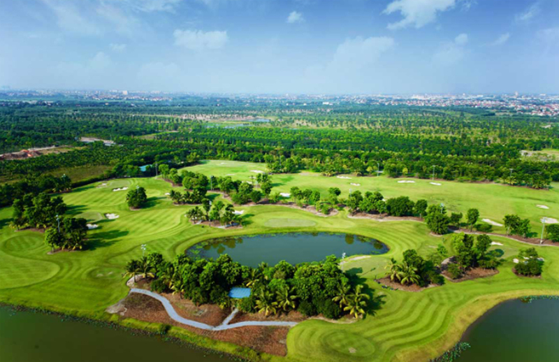  Song Be Golf resort - sân chơi mới cho người yêu golf Song Be Golf resort là điểm đến lý tưởng dành cho khách du lịch ưa thích khám phá và đặc biệt là những người có hứng thú với môn thể thao golf. Kết hợp không gian nghỉ ngơi xanh mát cùng thiết kế sân golf chuyên nghiệp đạt tiêu chuẩn quốc tế, Song Be Golf resort mang lại nhiều trải nghiệm thú vị cho du khách. Vậy Song Be Golf resort có gì hay? địa chỉ ở đâu? đặt phòng thế nào? Cùng Lalagotham khảo bài viết để tìm câu trả lời nhé. 1. Đôi nét về Song Be Golf resort Song Be Golf resort được xây dựng dựa trên ý tưởng mới lạ, kết hợp không gian nghỉ dưỡng xanh với sân tập thể thao chuyên nghiệp. Do thiết kế đặc biệt độc đáo, Song Be Golf resort là điểm đến thu hút không chỉ khách du lịch tham quan mà cả nhóm dân chơi golf lâu năm cùng những người quan tâm đến môn thể thao này. Tâm điểm của khu phức hợp là sân golf Sông Bé - quy mô 27 lỗ, gồm 3 sân 9 lỗ là sân Lotus Course, sân Palm Course và sân Desert Course. Thiết kế sân golf gồm có 14 hồ nước nhân tạo cùng các hố cát trải dài, fairway dài và hẹp để tăng độ khó cho các trận đấu. Thiết kế sân golf gây ấn tượng bởi những thảm cỏ xanh mướt, uốn lượn quanh hồ kết hợp với non bộ, phiến đá, cây khô, xương rồng tạo nên khung cảnh non nước hữu tình, nâng cao cảm xúc cho các golfer vui chơi, luyện tập. Ngoài ra, do nằm ở vị trí đắc địa nên sân golf Sông Bé còn là địa điểm tổ chức nhiều giải đấu golf lớn, thu hút không chỉ khách du lịch mà cả các dân chơi golf chuyên nghiệp. 2. Địa chỉ và hướng dẫn di chuyển tới Song Be Golf resort 2.1 Địa chỉ chi tiết Song Be Golf resort nằm ở số 77, phường Lái Thiêu, thị xã Thuận An, tỉnh Bình Dương, nằm ngay trên đại lộ Bình Dương. Với khoảng cách 22km đi từ trung tâm thành phố Hồ Chí Minh hoặc sân bay Tân Sơn Nhất, khách du lịch có thể dễ dàng di chuyển bằng ô tô và lựa chọn nhiều tuyến đường để đến thăm khu nghỉ dưỡng. 2.2 Hướng dẫn đường đi tới Song Be Golf resort Nằm trên khu vực có nhiều tuyến đường lớn đi qua, Song Be Golf resort tạo điều kiện thuận lợi cho các phương tiện di chuyển từ phía trung tâm thành phố Hồ Chí Minh và các khu vực giáp ranh. Nếu bạn đang ở trung tâm thành phố, bạn có thể tham khảo chỉ dẫn sau: Xuất phát từ thành phố Hồ Chí Minh di chuyển dọc theo đường Trường Chinh đến Tân Hưng Thuận (xa lộ Hà Nội). Đi theo xa lộ Hà Nội/ xa lộ Đại Hàn/ quốc lộ 1A đến KP5 Tô Ngọc Vân (Thanh Xuân). Tiếp tục di chuyển qua các tuyến đường Hà Huy Tập, Cầu Phú Long và đại lộ Bình Dương/ quốc lộ 13 (Lái Thiêu, Thuận An) đến Hữu Nghị, Bình Hòa. Lái xe thêm 1km nữa là đến Song Be Golf resort ho chi minh. Do đường đi thuận tiện lại dễ dàng đặt xe từ trung tâm nên bạn có thể đến khu resort chỉ trong khoảng 45 phút di chuyển. Ngoài ra, bạn có thể tham khảo chi tiết các tuyến đường theo chỉ dẫn của bản đồ dưới đây: 3. Không gian và phong cách thiết kế Song Be Golf resort 3.1 Phong cách thiết kế Sân golf Sông Bé có thiết kế độc đáo, bố trí hài hòa không gian biệt thự nghỉ dưỡng tiện nghi cùng khu tiện ích phức hợp nằm trọn trong khuôn viên xanh, rợp bóng cây, thảm cỏ tươi mát. Khu resort thiết kế đan xen hố cát nhân tạo với khung cảnh rừng cây, bãi cỏ nhấp nhô giúp nâng cao trải nghiệm của du khách tham quan và cũng tăng độ khó cho những golfer thích chinh phục. Nằm trong khuôn viên xanh, thanh vắng, yên bình Song Be Golf resort mang lại cho khách du lịch cảm giác thoải mái để nghỉ ngơi và tạo cảm hứng cho các golfer kiến tạo nên những đường bóng đẹp mắt. Không chỉ được du khách đánh giá cao về tính thẩm mỹ mà Song Be Golf resort binh duong còn được quan chức địa phương trao tặng bằng khen với thiết kế hiện đại, góp phần tích cực trong công cuộc bảo vệ môi trường. 3.2 Hệ thống phòng nghỉ Song Be Golf resort 3.2.1. Phòng nghỉ Song Be Golf resort cung cấp 4 loại phòng nghỉ phục vụ nhu cầu nghỉ ngơi của du khách: Phòng Standard: có thiết kế đơn giản nhất trong các không gian phòng nghỉ tại resort. Phòng được trang bị các vật dụng cơ bản như giường ngủ, chăn ga, tủ, bàn,...Với thiết kế tối giản, phòng Standard cung cấp cho khách du lịch một không gian nghỉ ngơi vừa thoải mái mà lại tiết kiệm chi phí. Phòng Superior: có diện tích từ khoảng 20m2, cao cấp hơn phòng Standard thông thường. Với giá phòng cao hơn, gian Superior Song Be Golf resort trang bị vật dụng, thiết bị hiện đại cho du khách tăng trải nghiệm khi dừng chân tại khu nghỉ dưỡng. Phòng Deluxe: thiết kế ở tầng cao, nhìn ra sân cỏ lớn tạo cảm giác gần gũi với thiên nhiên hơn cho khách nghỉ dưỡng. Nghỉ ngơi tại phòng Deluxe Song Be Golf resort, du khách sẽ được sử dụng đầy đủ hệ thống thiết bị cao cấp gồm có bồn rửa mặt cao cấp, hệ thống phòng tắm, tivi, tủ lạnh thế hệ mới,... Phòng Suite: là loại phòng cao cấp nhất của khách sạn với không gian rộng lớn, diện tích từ trên 60m2. Phòng Suite bao gồm các gian ngủ, phòng tiếp khách riêng biệt và ban công để ngắm cảnh. Phòng Suite sẽ được trang bị đầy đủ nội thất, vật dụng cá nhân và cung cấp các dịch vụ phòng tùy theo nhu cầu khách du lịch. Dù đặt lịch nghỉ ngơi tại hạng phòng nào bạn cũng sẽ được phục vụ bữa sáng theo kiểu A la carte, thưởng thức trà, coffee và được cung cấp nước suối hàng ngày. 3.2.2. Căn villa Tòa biệt thự được thiết kế hòa hợp với kiến trúc tổng thể khu resort, giữ nguyên nét mộc mạc, tao nhã, đậm chất Việt Nam. Các căn villa được trang bị đầy đủ trang thiết bị hiện đại cho phòng khách, phòng bếp để du khách cảm thấy thoải mái, tiện nghi nhất khi ở lại nghỉ ngơi. Ngoài ra, một số căn villa có thiết kế 3-4 phòng ngủ tạo điều kiện cho khách đi theo đoàn hoặc nhóm gia đình có thể sinh hoạt cùng nhau. Trước sân mỗi căn đều có khoảng không gian rộng dành cho các bữa tiệc BBQ giao lưu kết bạn hoặc để hâm nóng tình cảm gia đình. 4. Các dịch vụ tiện ích nổi bật của Song Be Golf resort 4.1 Nhà hàng Nằm trong Song Be Golf resort, các nhà hàng được thiết kế theo phong cách hiện đại, chú trọng tạo không gian mở cho khách du lịch có thể ngắm toàn cảnh sân golf trong khi thưởng thức món ăn. Thực đơn nhà hàng cũng rất đa dạng, bạn có thể gọi món hoặc đặt tiệc buffet theo phong cách Á, u tùy theo khẩu vị của thực khách. 4.2 Không gian tiệc tùng, hội nghị Song Be Golf resort xây dựng không gian tổ chức sự kiện trên nền đất rộng, có sức chứa lên đến 300 vị khách. Thêm vào đó, resort cung cấp đầy đủ trang thiết bị cùng đội ngũ nhân viên có tính chuyên nghiệp cao, hỗ trợ tối đa cho các chương trình sự kiện như họp hội nghị, tổ chức tiệc cưới, tiệc sinh nhật,... Với thiết kế phóng khoáng, vị trí thông thoáng gần hồ bơi hoặc sân cỏ ngoài trời, đoàn khách tham dự sẽ có cơ hội được hòa mình với thiên nhiên, tận hưởng trọn vẹn những khoảnh khắc vui vẻ, hân hoan trong suốt thời gian tổ chức tiệc tùng. 4.3 Khu mua sắm Do thiết kế khu nghỉ dưỡng kết hợp sân golf nên các cửa hàng mua sắm ở Song Be Golf resort đa số bán đồ thể thao và dụng cụ tập golf. Bạn có thể tìm được những bộ gậy tập golf và bóng golf chất lượng cao mà giá cả tương đối phải chăng ở khu mua sắm. 4.4 Sân tập golf Được bao quanh là những rặng dừa, rặng cọ phủ bóng, sân golf Sông Bé mang nét đẹp vừa hoang sơ lại lãng mạn, trữ tình. Tập luyện trong không khí thoáng mát cùng đội ngũ caddy nữ được huấn luyện chuyên nghiệp, những trải nghiệm vô cùng thú vị, hấp dẫn các golfer đến với sân tập. 4.5 Bể bơi thác nước Bể bơi là khu vực giải trí lý tưởng cho nhiều du khách sau những trải nghiệm ngoài sân tập. Ngâm mình trong hồ bơi xanh biếc, các golfer sẽ được thoải mái thư giãn tâm trí và mát xa cơ thể với chế độ vòi phun thác nước. Nếu bạn đưa con nhỏ đi cùng thì có thể cho các vận động viên nhí nhà mình vui chơi ở bể kế bên, với kích thước nhỏ, mực nước nông hơn đảm bảo an toàn cho trẻ. 4.8 Hệ thống phòng chức năng Song Be Golf resort xây dựng hệ thống phòng chức năng tiện nghi gồm có: phòng tập thể dục, phòng thay đồ, phòng xông hơi, phòng đọc sách,... phục vụ nhu cầu đa dạng của du khách. 5. Review của khách hàng về Song Be Golf resort Du khách đến tham quan và khám phá khu du lịch Song Be Golf resort có nhiều đánh giá tích cực. Khách du lịch không chỉ cảm thấy thư giãn với không gian nghỉ ngơi, các khu tiện ích mà còn vô cùng thích thú với những trải nghiệm trên sân tập đẳng cấp quốc tế. Dưới đây là một số review mới về Song Be Golf resort để bạn tham khảo: 6. Thông tin đặt phòng Song Be Golf resort Bạn có thể tìm hiểu thêm về các gói dịch vụ tiện ích và đặt phòng ở Song Be Golf resort cùng những chương trình ưu đãi mới nhất từ Tico Travel qua các kênh thông tin dưới đây: Địa chỉ: khu resort Số điện thoại: 0943 333 333 – 025 7777 7777 Fanpage: https://www.facebook.com/TicoTravelHN Website: http://lalago.vn 7. Các địa điểm ăn uống gần Song Be Golf resort Nằm ở vị trí giao thoa nhiều tuyến đường lớn, từ Song Be Golf resort bạn có thể dễ dàng kết nối với nhiều nhà hàng phục vụ nhu cầu ăn uống của du khách, chất lượng dịch vụ tốt mà thực đơn đa dạng có thể kể đến như: – Quán Nông Trại Khoai: 89 Phạm Viết Chánh, Phường 19, Quận Bình Thạnh, Thành phố Hồ Chí Minh – Nhà Hàng Thiên Phước: 329-331 An Dương Vương, Phường 2, Quận 5 – Lòng Nướng Chú Tèo: Số 14, Đường Số 15, Phường 5, Phường 5, Gò Vấp, Hồ Chí Minh – Khu ẩm thực Aeon Mall Bình Dương, Đại Lộ Bình Dương, Thuận An, Bình Dương Trên đây là toàn bộ review và kinh nghiệm khám phá khu du lịch Song Be Golf resort. Hy vọng Tico Travel cung cấp cho bạn những thông tin hữu ích giúp bạn nâng cao trải nghiệm ở khu resort kết hợp sân chơi mới mẻ, độc đáo này.