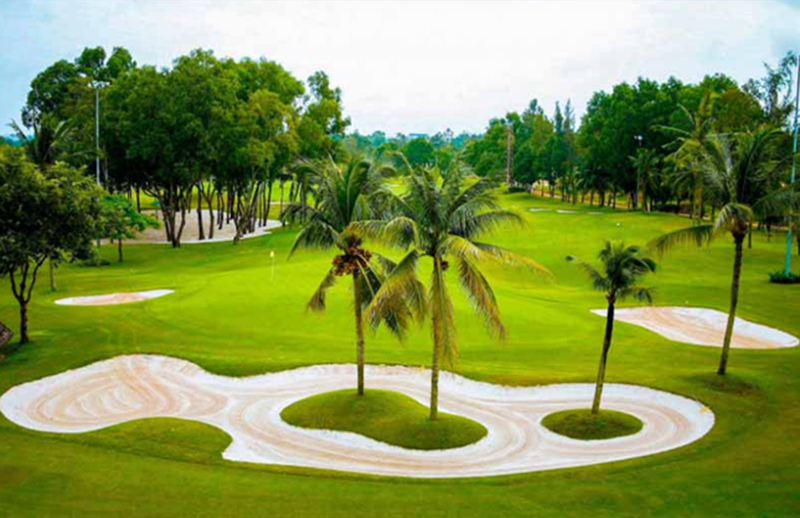 Song Be Golf resort - sân chơi mới cho người yêu golf Song Be Golf resort là điểm đến lý tưởng dành cho khách du lịch ưa thích khám phá và đặc biệt là những người có hứng thú với môn thể thao golf. Kết hợp không gian nghỉ ngơi xanh mát cùng thiết kế sân golf chuyên nghiệp đạt tiêu chuẩn quốc tế, Song Be Golf resort mang lại nhiều trải nghiệm thú vị cho du khách. Vậy Song Be Golf resort có gì hay? địa chỉ ở đâu? đặt phòng thế nào? Cùng Lalagotham khảo bài viết để tìm câu trả lời nhé. 1. Đôi nét về Song Be Golf resort Song Be Golf resort được xây dựng dựa trên ý tưởng mới lạ, kết hợp không gian nghỉ dưỡng xanh với sân tập thể thao chuyên nghiệp. Do thiết kế đặc biệt độc đáo, Song Be Golf resort là điểm đến thu hút không chỉ khách du lịch tham quan mà cả nhóm dân chơi golf lâu năm cùng những người quan tâm đến môn thể thao này. Tâm điểm của khu phức hợp là sân golf Sông Bé - quy mô 27 lỗ, gồm 3 sân 9 lỗ là sân Lotus Course, sân Palm Course và sân Desert Course. Thiết kế sân golf gồm có 14 hồ nước nhân tạo cùng các hố cát trải dài, fairway dài và hẹp để tăng độ khó cho các trận đấu. Thiết kế sân golf gây ấn tượng bởi những thảm cỏ xanh mướt, uốn lượn quanh hồ kết hợp với non bộ, phiến đá, cây khô, xương rồng tạo nên khung cảnh non nước hữu tình, nâng cao cảm xúc cho các golfer vui chơi, luyện tập. Ngoài ra, do nằm ở vị trí đắc địa nên sân golf Sông Bé còn là địa điểm tổ chức nhiều giải đấu golf lớn, thu hút không chỉ khách du lịch mà cả các dân chơi golf chuyên nghiệp. 2. Địa chỉ và hướng dẫn di chuyển tới Song Be Golf resort 2.1 Địa chỉ chi tiết Song Be Golf resort nằm ở số 77, phường Lái Thiêu, thị xã Thuận An, tỉnh Bình Dương, nằm ngay trên đại lộ Bình Dương. Với khoảng cách 22km đi từ trung tâm thành phố Hồ Chí Minh hoặc sân bay Tân Sơn Nhất, khách du lịch có thể dễ dàng di chuyển bằng ô tô và lựa chọn nhiều tuyến đường để đến thăm khu nghỉ dưỡng. 2.2 Hướng dẫn đường đi tới Song Be Golf resort Nằm trên khu vực có nhiều tuyến đường lớn đi qua, Song Be Golf resort tạo điều kiện thuận lợi cho các phương tiện di chuyển từ phía trung tâm thành phố Hồ Chí Minh và các khu vực giáp ranh. Nếu bạn đang ở trung tâm thành phố, bạn có thể tham khảo chỉ dẫn sau: Xuất phát từ thành phố Hồ Chí Minh di chuyển dọc theo đường Trường Chinh đến Tân Hưng Thuận (xa lộ Hà Nội). Đi theo xa lộ Hà Nội/ xa lộ Đại Hàn/ quốc lộ 1A đến KP5 Tô Ngọc Vân (Thanh Xuân). Tiếp tục di chuyển qua các tuyến đường Hà Huy Tập, Cầu Phú Long và đại lộ Bình Dương/ quốc lộ 13 (Lái Thiêu, Thuận An) đến Hữu Nghị, Bình Hòa. Lái xe thêm 1km nữa là đến Song Be Golf resort ho chi minh. Do đường đi thuận tiện lại dễ dàng đặt xe từ trung tâm nên bạn có thể đến khu resort chỉ trong khoảng 45 phút di chuyển. Ngoài ra, bạn có thể tham khảo chi tiết các tuyến đường theo chỉ dẫn của bản đồ dưới đây: 3. Không gian và phong cách thiết kế Song Be Golf resort 3.1 Phong cách thiết kế Sân golf Sông Bé có thiết kế độc đáo, bố trí hài hòa không gian biệt thự nghỉ dưỡng tiện nghi cùng khu tiện ích phức hợp nằm trọn trong khuôn viên xanh, rợp bóng cây, thảm cỏ tươi mát. Khu resort thiết kế đan xen hố cát nhân tạo với khung cảnh rừng cây, bãi cỏ nhấp nhô giúp nâng cao trải nghiệm của du khách tham quan và cũng tăng độ khó cho những golfer thích chinh phục. Nằm trong khuôn viên xanh, thanh vắng, yên bình Song Be Golf resort mang lại cho khách du lịch cảm giác thoải mái để nghỉ ngơi và tạo cảm hứng cho các golfer kiến tạo nên những đường bóng đẹp mắt. Không chỉ được du khách đánh giá cao về tính thẩm mỹ mà Song Be Golf resort binh duong còn được quan chức địa phương trao tặng bằng khen với thiết kế hiện đại, góp phần tích cực trong công cuộc bảo vệ môi trường. 3.2 Hệ thống phòng nghỉ Song Be Golf resort 3.2.1. Phòng nghỉ Song Be Golf resort cung cấp 4 loại phòng nghỉ phục vụ nhu cầu nghỉ ngơi của du khách: Phòng Standard: có thiết kế đơn giản nhất trong các không gian phòng nghỉ tại resort. Phòng được trang bị các vật dụng cơ bản như giường ngủ, chăn ga, tủ, bàn,...Với thiết kế tối giản, phòng Standard cung cấp cho khách du lịch một không gian nghỉ ngơi vừa thoải mái mà lại tiết kiệm chi phí. Phòng Superior: có diện tích từ khoảng 20m2, cao cấp hơn phòng Standard thông thường. Với giá phòng cao hơn, gian Superior Song Be Golf resort trang bị vật dụng, thiết bị hiện đại cho du khách tăng trải nghiệm khi dừng chân tại khu nghỉ dưỡng. Phòng Deluxe: thiết kế ở tầng cao, nhìn ra sân cỏ lớn tạo cảm giác gần gũi với thiên nhiên hơn cho khách nghỉ dưỡng. Nghỉ ngơi tại phòng Deluxe Song Be Golf resort, du khách sẽ được sử dụng đầy đủ hệ thống thiết bị cao cấp gồm có bồn rửa mặt cao cấp, hệ thống phòng tắm, tivi, tủ lạnh thế hệ mới,... Phòng Suite: là loại phòng cao cấp nhất của khách sạn với không gian rộng lớn, diện tích từ trên 60m2. Phòng Suite bao gồm các gian ngủ, phòng tiếp khách riêng biệt và ban công để ngắm cảnh. Phòng Suite sẽ được trang bị đầy đủ nội thất, vật dụng cá nhân và cung cấp các dịch vụ phòng tùy theo nhu cầu khách du lịch. Dù đặt lịch nghỉ ngơi tại hạng phòng nào bạn cũng sẽ được phục vụ bữa sáng theo kiểu A la carte, thưởng thức trà, coffee và được cung cấp nước suối hàng ngày. 3.2.2. Căn villa Tòa biệt thự được thiết kế hòa hợp với kiến trúc tổng thể khu resort, giữ nguyên nét mộc mạc, tao nhã, đậm chất Việt Nam. Các căn villa được trang bị đầy đủ trang thiết bị hiện đại cho phòng khách, phòng bếp để du khách cảm thấy thoải mái, tiện nghi nhất khi ở lại nghỉ ngơi. Ngoài ra, một số căn villa có thiết kế 3-4 phòng ngủ tạo điều kiện cho khách đi theo đoàn hoặc nhóm gia đình có thể sinh hoạt cùng nhau. Trước sân mỗi căn đều có khoảng không gian rộng dành cho các bữa tiệc BBQ giao lưu kết bạn hoặc để hâm nóng tình cảm gia đình. 4. Các dịch vụ tiện ích nổi bật của Song Be Golf resort 4.1 Nhà hàng Nằm trong Song Be Golf resort, các nhà hàng được thiết kế theo phong cách hiện đại, chú trọng tạo không gian mở cho khách du lịch có thể ngắm toàn cảnh sân golf trong khi thưởng thức món ăn. Thực đơn nhà hàng cũng rất đa dạng, bạn có thể gọi món hoặc đặt tiệc buffet theo phong cách Á, u tùy theo khẩu vị của thực khách. 4.2 Không gian tiệc tùng, hội nghị Song Be Golf resort xây dựng không gian tổ chức sự kiện trên nền đất rộng, có sức chứa lên đến 300 vị khách. Thêm vào đó, resort cung cấp đầy đủ trang thiết bị cùng đội ngũ nhân viên có tính chuyên nghiệp cao, hỗ trợ tối đa cho các chương trình sự kiện như họp hội nghị, tổ chức tiệc cưới, tiệc sinh nhật,... Với thiết kế phóng khoáng, vị trí thông thoáng gần hồ bơi hoặc sân cỏ ngoài trời, đoàn khách tham dự sẽ có cơ hội được hòa mình với thiên nhiên, tận hưởng trọn vẹn những khoảnh khắc vui vẻ, hân hoan trong suốt thời gian tổ chức tiệc tùng. 4.3 Khu mua sắm Do thiết kế khu nghỉ dưỡng kết hợp sân golf nên các cửa hàng mua sắm ở Song Be Golf resort đa số bán đồ thể thao và dụng cụ tập golf. Bạn có thể tìm được những bộ gậy tập golf và bóng golf chất lượng cao mà giá cả tương đối phải chăng ở khu mua sắm. 4.4 Sân tập golf Được bao quanh là những rặng dừa, rặng cọ phủ bóng, sân golf Sông Bé mang nét đẹp vừa hoang sơ lại lãng mạn, trữ tình. Tập luyện trong không khí thoáng mát cùng đội ngũ caddy nữ được huấn luyện chuyên nghiệp, những trải nghiệm vô cùng thú vị, hấp dẫn các golfer đến với sân tập. 4.5 Bể bơi thác nước Bể bơi là khu vực giải trí lý tưởng cho nhiều du khách sau những trải nghiệm ngoài sân tập. Ngâm mình trong hồ bơi xanh biếc, các golfer sẽ được thoải mái thư giãn tâm trí và mát xa cơ thể với chế độ vòi phun thác nước. Nếu bạn đưa con nhỏ đi cùng thì có thể cho các vận động viên nhí nhà mình vui chơi ở bể kế bên, với kích thước nhỏ, mực nước nông hơn đảm bảo an toàn cho trẻ. 4.8 Hệ thống phòng chức năng Song Be Golf resort xây dựng hệ thống phòng chức năng tiện nghi gồm có: phòng tập thể dục, phòng thay đồ, phòng xông hơi, phòng đọc sách,... phục vụ nhu cầu đa dạng của du khách. 5. Review của khách hàng về Song Be Golf resort Du khách đến tham quan và khám phá khu du lịch Song Be Golf resort có nhiều đánh giá tích cực. Khách du lịch không chỉ cảm thấy thư giãn với không gian nghỉ ngơi, các khu tiện ích mà còn vô cùng thích thú với những trải nghiệm trên sân tập đẳng cấp quốc tế. Dưới đây là một số review mới về Song Be Golf resort để bạn tham khảo: 6. Thông tin đặt phòng Song Be Golf resort Bạn có thể tìm hiểu thêm về các gói dịch vụ tiện ích và đặt phòng ở Song Be Golf resort cùng những chương trình ưu đãi mới nhất từ Tico Travel qua các kênh thông tin dưới đây: Địa chỉ: khu resort Số điện thoại: 0943 333 333 – 025 7777 7777 Fanpage: https://www.facebook.com/TicoTravelHN Website: http://lalago.vn 7. Các địa điểm ăn uống gần Song Be Golf resort Nằm ở vị trí giao thoa nhiều tuyến đường lớn, từ Song Be Golf resort bạn có thể dễ dàng kết nối với nhiều nhà hàng phục vụ nhu cầu ăn uống của du khách, chất lượng dịch vụ tốt mà thực đơn đa dạng có thể kể đến như: – Quán Nông Trại Khoai: 89 Phạm Viết Chánh, Phường 19, Quận Bình Thạnh, Thành phố Hồ Chí Minh – Nhà Hàng Thiên Phước: 329-331 An Dương Vương, Phường 2, Quận 5 – Lòng Nướng Chú Tèo: Số 14, Đường Số 15, Phường 5, Phường 5, Gò Vấp, Hồ Chí Minh – Khu ẩm thực Aeon Mall Bình Dương, Đại Lộ Bình Dương, Thuận An, Bình Dương Trên đây là toàn bộ review và kinh nghiệm khám phá khu du lịch Song Be Golf resort. Hy vọng Tico Travel cung cấp cho bạn những thông tin hữu ích giúp bạn nâng cao trải nghiệm ở khu resort kết hợp sân chơi mới mẻ, độc đáo này.