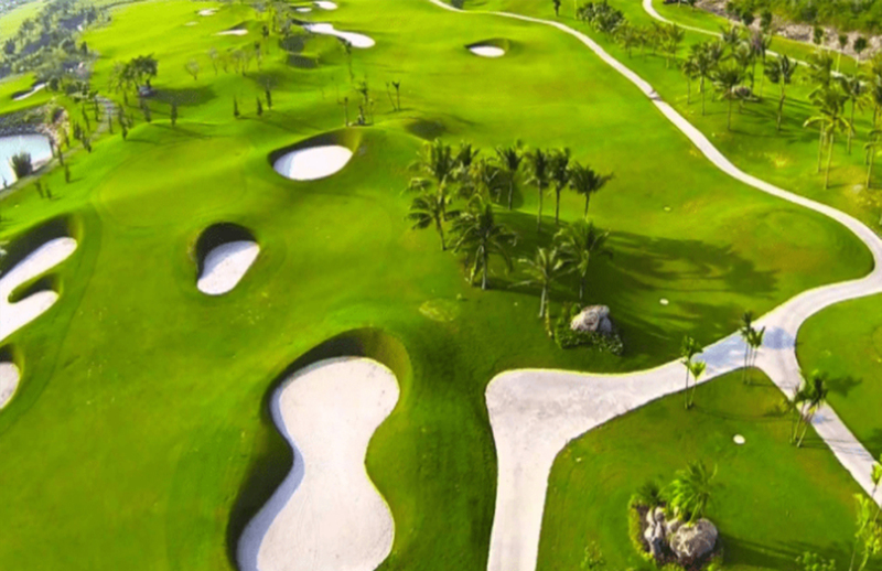  Song Be Golf resort - sân chơi mới cho người yêu golf Song Be Golf resort là điểm đến lý tưởng dành cho khách du lịch ưa thích khám phá và đặc biệt là những người có hứng thú với môn thể thao golf. Kết hợp không gian nghỉ ngơi xanh mát cùng thiết kế sân golf chuyên nghiệp đạt tiêu chuẩn quốc tế, Song Be Golf resort mang lại nhiều trải nghiệm thú vị cho du khách. Vậy Song Be Golf resort có gì hay? địa chỉ ở đâu? đặt phòng thế nào? Cùng Lalagotham khảo bài viết để tìm câu trả lời nhé. 1. Đôi nét về Song Be Golf resort Song Be Golf resort được xây dựng dựa trên ý tưởng mới lạ, kết hợp không gian nghỉ dưỡng xanh với sân tập thể thao chuyên nghiệp. Do thiết kế đặc biệt độc đáo, Song Be Golf resort là điểm đến thu hút không chỉ khách du lịch tham quan mà cả nhóm dân chơi golf lâu năm cùng những người quan tâm đến môn thể thao này. Tâm điểm của khu phức hợp là sân golf Sông Bé - quy mô 27 lỗ, gồm 3 sân 9 lỗ là sân Lotus Course, sân Palm Course và sân Desert Course. Thiết kế sân golf gồm có 14 hồ nước nhân tạo cùng các hố cát trải dài, fairway dài và hẹp để tăng độ khó cho các trận đấu. Thiết kế sân golf gây ấn tượng bởi những thảm cỏ xanh mướt, uốn lượn quanh hồ kết hợp với non bộ, phiến đá, cây khô, xương rồng tạo nên khung cảnh non nước hữu tình, nâng cao cảm xúc cho các golfer vui chơi, luyện tập. Ngoài ra, do nằm ở vị trí đắc địa nên sân golf Sông Bé còn là địa điểm tổ chức nhiều giải đấu golf lớn, thu hút không chỉ khách du lịch mà cả các dân chơi golf chuyên nghiệp. 2. Địa chỉ và hướng dẫn di chuyển tới Song Be Golf resort 2.1 Địa chỉ chi tiết Song Be Golf resort nằm ở số 77, phường Lái Thiêu, thị xã Thuận An, tỉnh Bình Dương, nằm ngay trên đại lộ Bình Dương. Với khoảng cách 22km đi từ trung tâm thành phố Hồ Chí Minh hoặc sân bay Tân Sơn Nhất, khách du lịch có thể dễ dàng di chuyển bằng ô tô và lựa chọn nhiều tuyến đường để đến thăm khu nghỉ dưỡng. 2.2 Hướng dẫn đường đi tới Song Be Golf resort Nằm trên khu vực có nhiều tuyến đường lớn đi qua, Song Be Golf resort tạo điều kiện thuận lợi cho các phương tiện di chuyển từ phía trung tâm thành phố Hồ Chí Minh và các khu vực giáp ranh. Nếu bạn đang ở trung tâm thành phố, bạn có thể tham khảo chỉ dẫn sau: Xuất phát từ thành phố Hồ Chí Minh di chuyển dọc theo đường Trường Chinh đến Tân Hưng Thuận (xa lộ Hà Nội). Đi theo xa lộ Hà Nội/ xa lộ Đại Hàn/ quốc lộ 1A đến KP5 Tô Ngọc Vân (Thanh Xuân). Tiếp tục di chuyển qua các tuyến đường Hà Huy Tập, Cầu Phú Long và đại lộ Bình Dương/ quốc lộ 13 (Lái Thiêu, Thuận An) đến Hữu Nghị, Bình Hòa. Lái xe thêm 1km nữa là đến Song Be Golf resort ho chi minh. Do đường đi thuận tiện lại dễ dàng đặt xe từ trung tâm nên bạn có thể đến khu resort chỉ trong khoảng 45 phút di chuyển. Ngoài ra, bạn có thể tham khảo chi tiết các tuyến đường theo chỉ dẫn của bản đồ dưới đây: 3. Không gian và phong cách thiết kế Song Be Golf resort 3.1 Phong cách thiết kế Sân golf Sông Bé có thiết kế độc đáo, bố trí hài hòa không gian biệt thự nghỉ dưỡng tiện nghi cùng khu tiện ích phức hợp nằm trọn trong khuôn viên xanh, rợp bóng cây, thảm cỏ tươi mát. Khu resort thiết kế đan xen hố cát nhân tạo với khung cảnh rừng cây, bãi cỏ nhấp nhô giúp nâng cao trải nghiệm của du khách tham quan và cũng tăng độ khó cho những golfer thích chinh phục. Nằm trong khuôn viên xanh, thanh vắng, yên bình Song Be Golf resort mang lại cho khách du lịch cảm giác thoải mái để nghỉ ngơi và tạo cảm hứng cho các golfer kiến tạo nên những đường bóng đẹp mắt. Không chỉ được du khách đánh giá cao về tính thẩm mỹ mà Song Be Golf resort binh duong còn được quan chức địa phương trao tặng bằng khen với thiết kế hiện đại, góp phần tích cực trong công cuộc bảo vệ môi trường. 3.2 Hệ thống phòng nghỉ Song Be Golf resort 3.2.1. Phòng nghỉ Song Be Golf resort cung cấp 4 loại phòng nghỉ phục vụ nhu cầu nghỉ ngơi của du khách: Phòng Standard: có thiết kế đơn giản nhất trong các không gian phòng nghỉ tại resort. Phòng được trang bị các vật dụng cơ bản như giường ngủ, chăn ga, tủ, bàn,...Với thiết kế tối giản, phòng Standard cung cấp cho khách du lịch một không gian nghỉ ngơi vừa thoải mái mà lại tiết kiệm chi phí. Phòng Superior: có diện tích từ khoảng 20m2, cao cấp hơn phòng Standard thông thường. Với giá phòng cao hơn, gian Superior Song Be Golf resort trang bị vật dụng, thiết bị hiện đại cho du khách tăng trải nghiệm khi dừng chân tại khu nghỉ dưỡng. Phòng Deluxe: thiết kế ở tầng cao, nhìn ra sân cỏ lớn tạo cảm giác gần gũi với thiên nhiên hơn cho khách nghỉ dưỡng. Nghỉ ngơi tại phòng Deluxe Song Be Golf resort, du khách sẽ được sử dụng đầy đủ hệ thống thiết bị cao cấp gồm có bồn rửa mặt cao cấp, hệ thống phòng tắm, tivi, tủ lạnh thế hệ mới,... Phòng Suite: là loại phòng cao cấp nhất của khách sạn với không gian rộng lớn, diện tích từ trên 60m2. Phòng Suite bao gồm các gian ngủ, phòng tiếp khách riêng biệt và ban công để ngắm cảnh. Phòng Suite sẽ được trang bị đầy đủ nội thất, vật dụng cá nhân và cung cấp các dịch vụ phòng tùy theo nhu cầu khách du lịch. Dù đặt lịch nghỉ ngơi tại hạng phòng nào bạn cũng sẽ được phục vụ bữa sáng theo kiểu A la carte, thưởng thức trà, coffee và được cung cấp nước suối hàng ngày. 3.2.2. Căn villa Tòa biệt thự được thiết kế hòa hợp với kiến trúc tổng thể khu resort, giữ nguyên nét mộc mạc, tao nhã, đậm chất Việt Nam. Các căn villa được trang bị đầy đủ trang thiết bị hiện đại cho phòng khách, phòng bếp để du khách cảm thấy thoải mái, tiện nghi nhất khi ở lại nghỉ ngơi. Ngoài ra, một số căn villa có thiết kế 3-4 phòng ngủ tạo điều kiện cho khách đi theo đoàn hoặc nhóm gia đình có thể sinh hoạt cùng nhau. Trước sân mỗi căn đều có khoảng không gian rộng dành cho các bữa tiệc BBQ giao lưu kết bạn hoặc để hâm nóng tình cảm gia đình. 4. Các dịch vụ tiện ích nổi bật của Song Be Golf resort 4.1 Nhà hàng Nằm trong Song Be Golf resort, các nhà hàng được thiết kế theo phong cách hiện đại, chú trọng tạo không gian mở cho khách du lịch có thể ngắm toàn cảnh sân golf trong khi thưởng thức món ăn. Thực đơn nhà hàng cũng rất đa dạng, bạn có thể gọi món hoặc đặt tiệc buffet theo phong cách Á, u tùy theo khẩu vị của thực khách. 4.2 Không gian tiệc tùng, hội nghị Song Be Golf resort xây dựng không gian tổ chức sự kiện trên nền đất rộng, có sức chứa lên đến 300 vị khách. Thêm vào đó, resort cung cấp đầy đủ trang thiết bị cùng đội ngũ nhân viên có tính chuyên nghiệp cao, hỗ trợ tối đa cho các chương trình sự kiện như họp hội nghị, tổ chức tiệc cưới, tiệc sinh nhật,... Với thiết kế phóng khoáng, vị trí thông thoáng gần hồ bơi hoặc sân cỏ ngoài trời, đoàn khách tham dự sẽ có cơ hội được hòa mình với thiên nhiên, tận hưởng trọn vẹn những khoảnh khắc vui vẻ, hân hoan trong suốt thời gian tổ chức tiệc tùng. 4.3 Khu mua sắm Do thiết kế khu nghỉ dưỡng kết hợp sân golf nên các cửa hàng mua sắm ở Song Be Golf resort đa số bán đồ thể thao và dụng cụ tập golf. Bạn có thể tìm được những bộ gậy tập golf và bóng golf chất lượng cao mà giá cả tương đối phải chăng ở khu mua sắm. 4.4 Sân tập golf Được bao quanh là những rặng dừa, rặng cọ phủ bóng, sân golf Sông Bé mang nét đẹp vừa hoang sơ lại lãng mạn, trữ tình. Tập luyện trong không khí thoáng mát cùng đội ngũ caddy nữ được huấn luyện chuyên nghiệp, những trải nghiệm vô cùng thú vị, hấp dẫn các golfer đến với sân tập. 4.5 Bể bơi thác nước Bể bơi là khu vực giải trí lý tưởng cho nhiều du khách sau những trải nghiệm ngoài sân tập. Ngâm mình trong hồ bơi xanh biếc, các golfer sẽ được thoải mái thư giãn tâm trí và mát xa cơ thể với chế độ vòi phun thác nước. Nếu bạn đưa con nhỏ đi cùng thì có thể cho các vận động viên nhí nhà mình vui chơi ở bể kế bên, với kích thước nhỏ, mực nước nông hơn đảm bảo an toàn cho trẻ. 4.8 Hệ thống phòng chức năng Song Be Golf resort xây dựng hệ thống phòng chức năng tiện nghi gồm có: phòng tập thể dục, phòng thay đồ, phòng xông hơi, phòng đọc sách,... phục vụ nhu cầu đa dạng của du khách. 5. Review của khách hàng về Song Be Golf resort Du khách đến tham quan và khám phá khu du lịch Song Be Golf resort có nhiều đánh giá tích cực. Khách du lịch không chỉ cảm thấy thư giãn với không gian nghỉ ngơi, các khu tiện ích mà còn vô cùng thích thú với những trải nghiệm trên sân tập đẳng cấp quốc tế. Dưới đây là một số review mới về Song Be Golf resort để bạn tham khảo: 6. Thông tin đặt phòng Song Be Golf resort Bạn có thể tìm hiểu thêm về các gói dịch vụ tiện ích và đặt phòng ở Song Be Golf resort cùng những chương trình ưu đãi mới nhất từ Tico Travel qua các kênh thông tin dưới đây: Địa chỉ: khu resort Số điện thoại: 0943 333 333 – 025 7777 7777 Fanpage: https://www.facebook.com/TicoTravelHN Website: http://lalago.vn 7. Các địa điểm ăn uống gần Song Be Golf resort Nằm ở vị trí giao thoa nhiều tuyến đường lớn, từ Song Be Golf resort bạn có thể dễ dàng kết nối với nhiều nhà hàng phục vụ nhu cầu ăn uống của du khách, chất lượng dịch vụ tốt mà thực đơn đa dạng có thể kể đến như: – Quán Nông Trại Khoai: 89 Phạm Viết Chánh, Phường 19, Quận Bình Thạnh, Thành phố Hồ Chí Minh – Nhà Hàng Thiên Phước: 329-331 An Dương Vương, Phường 2, Quận 5 – Lòng Nướng Chú Tèo: Số 14, Đường Số 15, Phường 5, Phường 5, Gò Vấp, Hồ Chí Minh – Khu ẩm thực Aeon Mall Bình Dương, Đại Lộ Bình Dương, Thuận An, Bình Dương Trên đây là toàn bộ review và kinh nghiệm khám phá khu du lịch Song Be Golf resort. Hy vọng Tico Travel cung cấp cho bạn những thông tin hữu ích giúp bạn nâng cao trải nghiệm ở khu resort kết hợp sân chơi mới mẻ, độc đáo này.