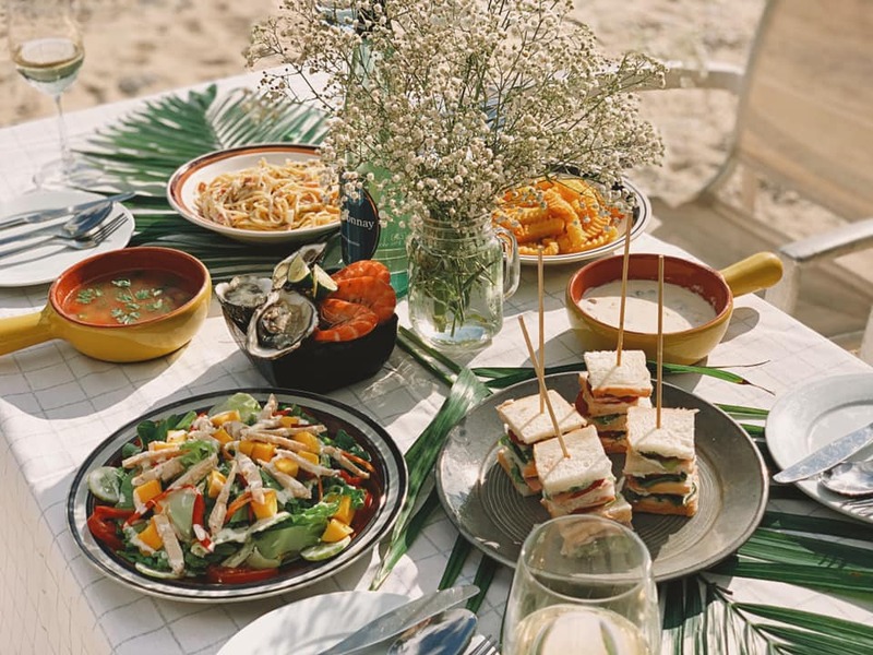 Thưởng thức hải sản, đồ uống tại nhà hàng Monkey Island Resort