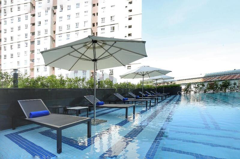 Căn hộ với gam màu trắng-xám chủ đạo, cùng khu ban công ngập nắng tạo nên không gian hiện đại, lịch thiệp trong diện tích 35m2. Lấy cảm hứng từ lối trang trí của công trình Nhà thờ Đức Bà tại Sài Gòn, căn hộ mang đến khách lưu trú cảm giác cân bằng, thoải mái xuyên thời gian nghỉ dưỡng tại đây. Cửa sổ kính trong suốt lớn mang đến tầm nhìn toàn cảnh thành phố và Citadines Central Binh Duong. Phòng có 1 phòng bếp, 1 phòng tắm và phòng ngủ được trang bị giường đôi, thích hợp cho chuyến đi du lịch 2 người hay cho các chuyến công tác.