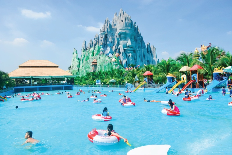 Căn hộ với gam màu trắng-xám chủ đạo, cùng khu ban công ngập nắng tạo nên không gian hiện đại, lịch thiệp trong diện tích 35m2. Lấy cảm hứng từ lối trang trí của công trình Nhà thờ Đức Bà tại Sài Gòn, căn hộ mang đến khách lưu trú cảm giác cân bằng, thoải mái xuyên thời gian nghỉ dưỡng tại đây. Cửa sổ kính trong suốt lớn mang đến tầm nhìn toàn cảnh thành phố và Citadines Central Binh Duong. Phòng có 1 phòng bếp, 1 phòng tắm và phòng ngủ được trang bị giường đôi, thích hợp cho chuyến đi du lịch 2 người hay cho các chuyến công tác.
