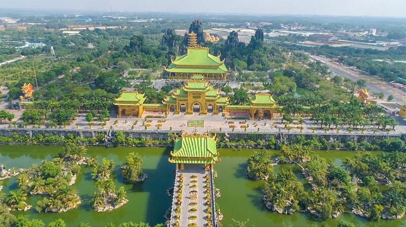 Căn hộ với gam màu trắng-xám chủ đạo, cùng khu ban công ngập nắng tạo nên không gian hiện đại, lịch thiệp trong diện tích 35m2. Lấy cảm hứng từ lối trang trí của công trình Nhà thờ Đức Bà tại Sài Gòn, căn hộ mang đến khách lưu trú cảm giác cân bằng, thoải mái xuyên thời gian nghỉ dưỡng tại đây. Cửa sổ kính trong suốt lớn mang đến tầm nhìn toàn cảnh thành phố và Citadines Central Binh Duong. Phòng có 1 phòng bếp, 1 phòng tắm và phòng ngủ được trang bị giường đôi, thích hợp cho chuyến đi du lịch 2 người hay cho các chuyến công tác.