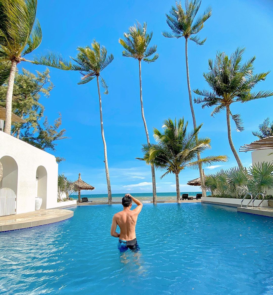 Hồ bơi tại Meraki Oasis Hotel
