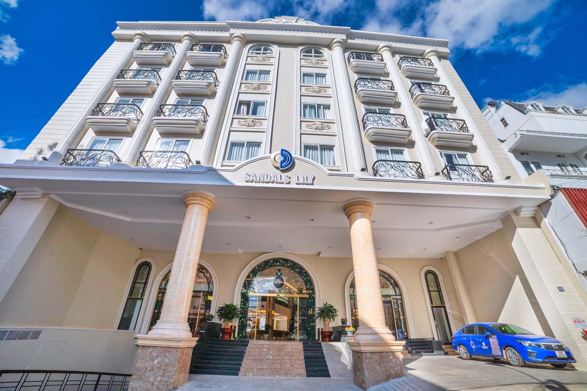 Sandals LiLy Hotel