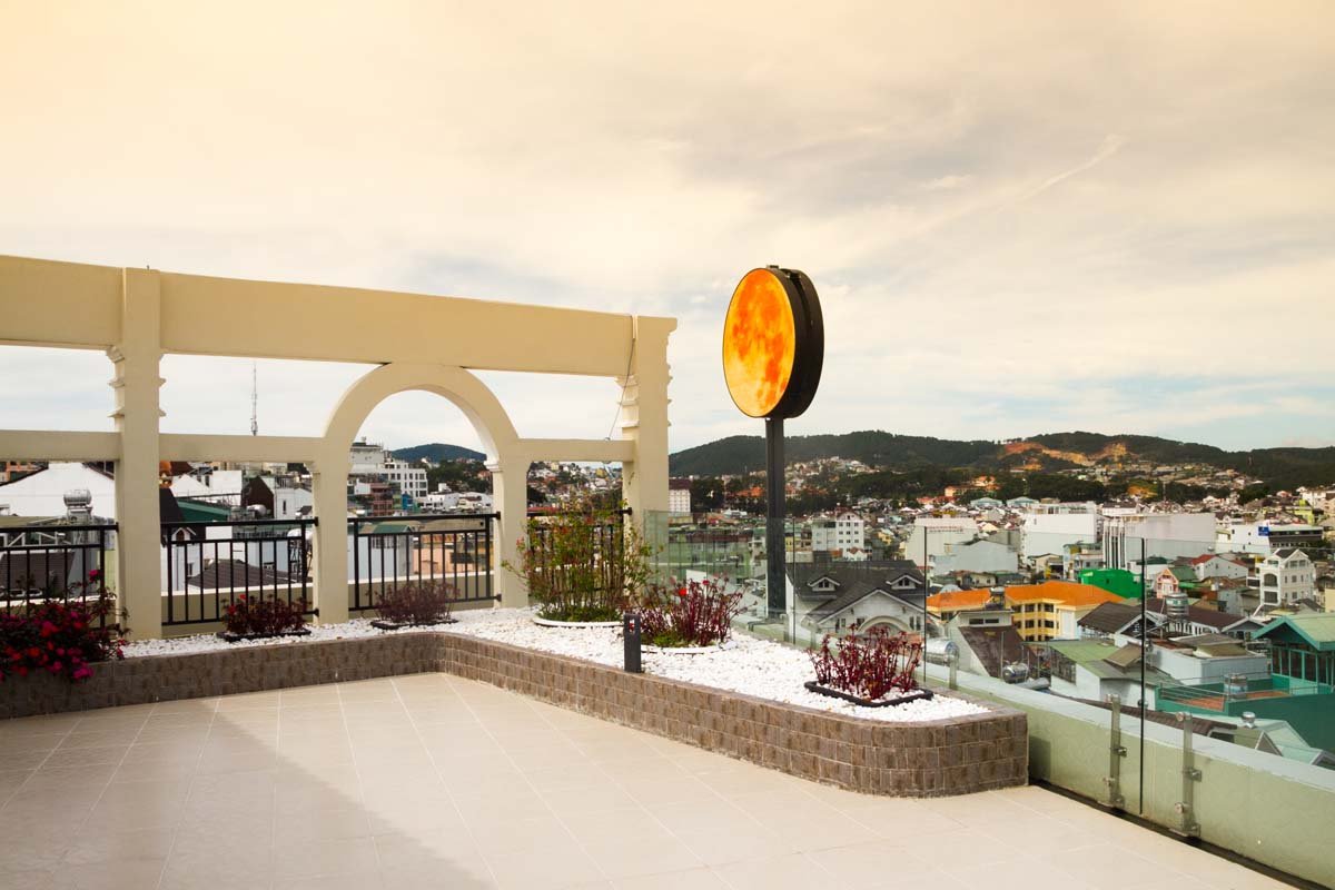 Sandals LiLy Hotel