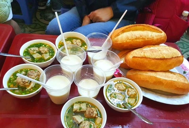Quán bánh mì xíu mại Hoàng Diệu gần TTC Ngọc Lan