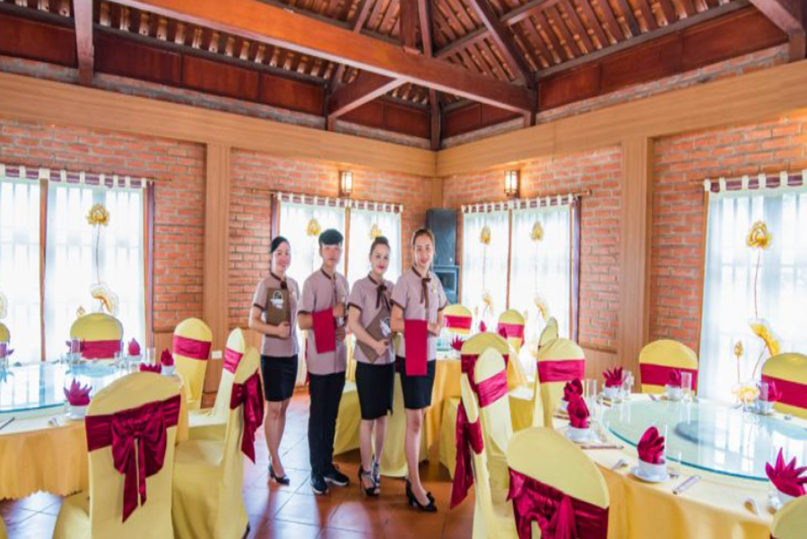 Nhà hàng tại Hoàng Long resort