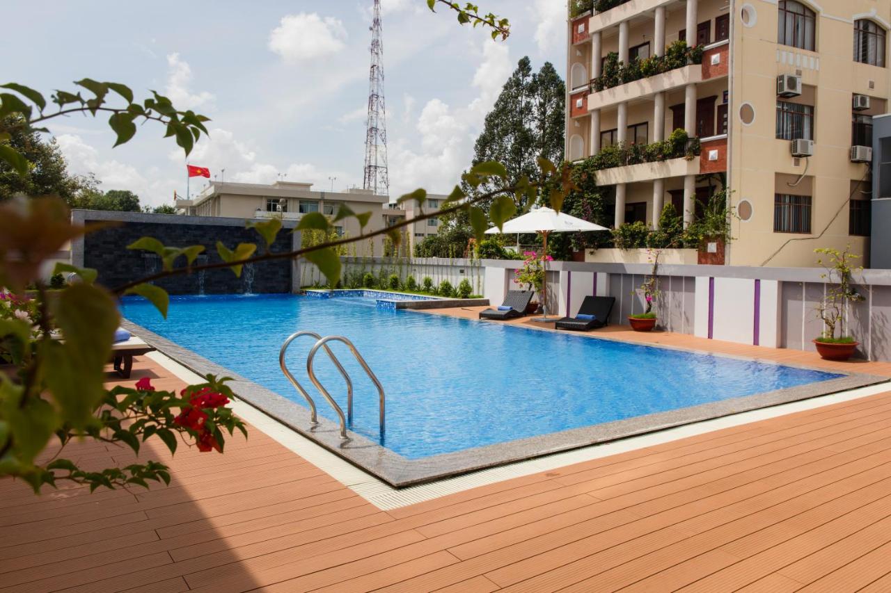 Hồ bơi ngoài trời tại Khách sạn TTC