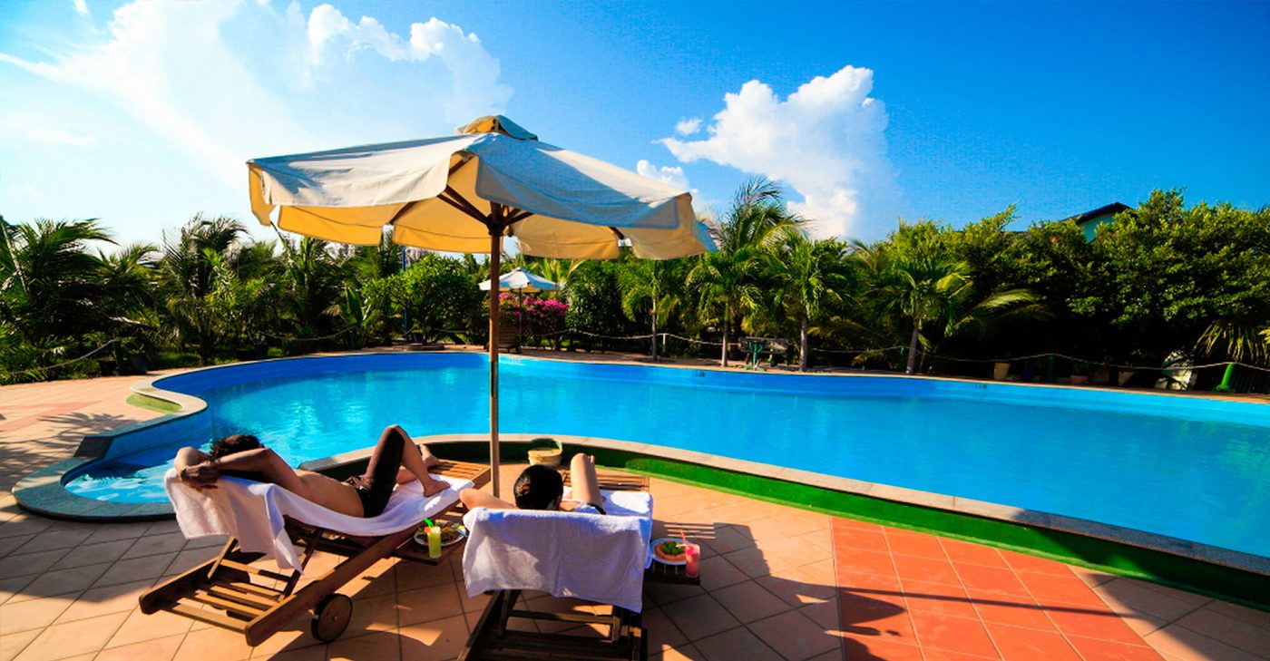 Con gà vàng resort