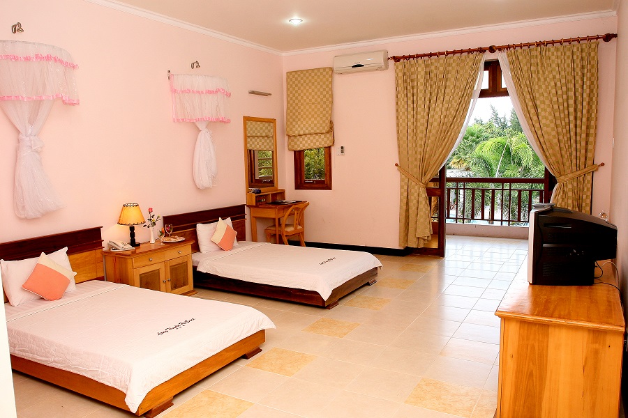 Review Resort Con Gà Vàng