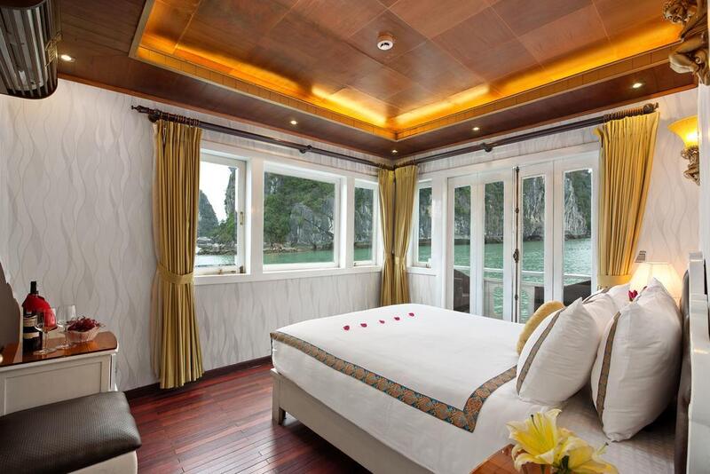 Galaxy Classic Cruise - Lạc vào miên cổ tích nơi vịnh biển