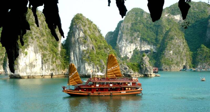 HaLong Party Cruise - Khám phá kì quan trên du thuyền đẳng cấp