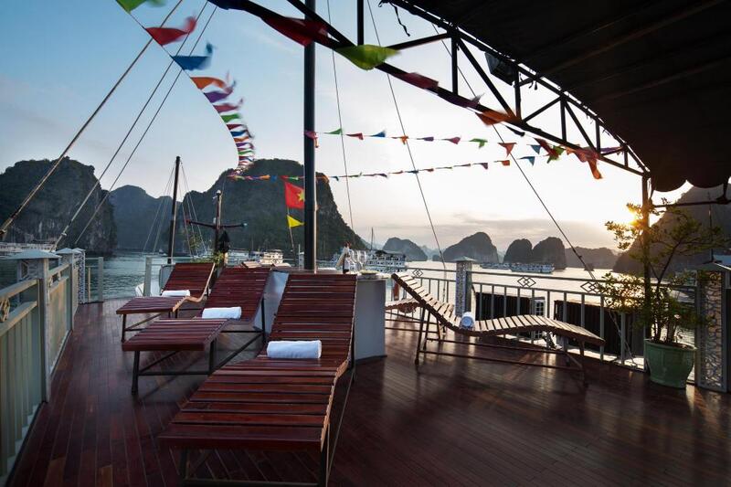 dịch vụ và tiện ích nổi bật của Peace Charm Cruise