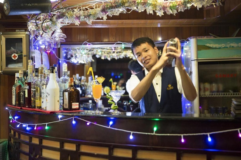 dịch vụ và tiện ích nổi bật của Peace Charm Cruise