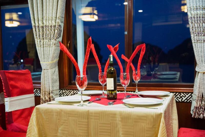 dịch vụ và tiện ích nổi bật của Peace Charm Cruise