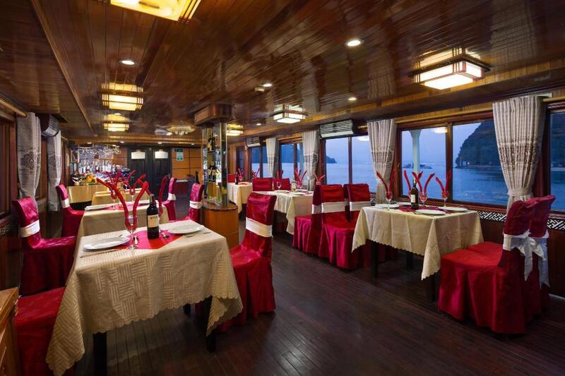 dịch vụ và tiện ích nổi bật của Peace Charm Cruise