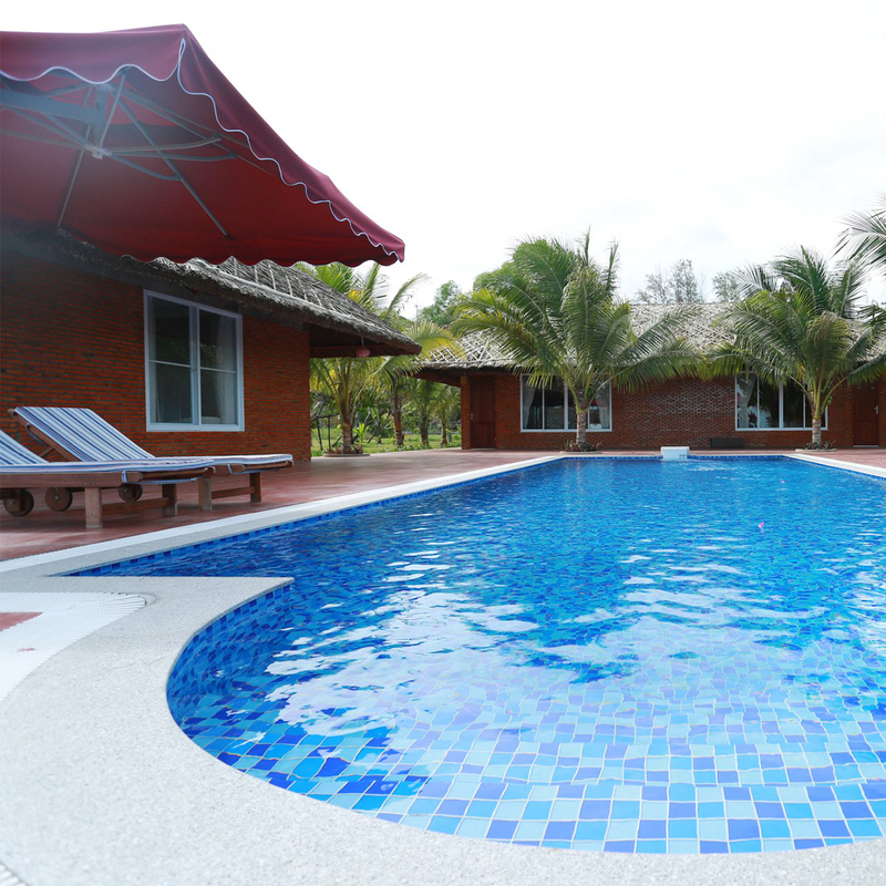 Trong khuôn viên Resort Suối Hồng có 2 hồ bơi ngoài trời