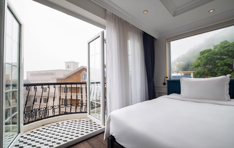 Phòng Premier Deluxe với không gian ban công cực đẹp