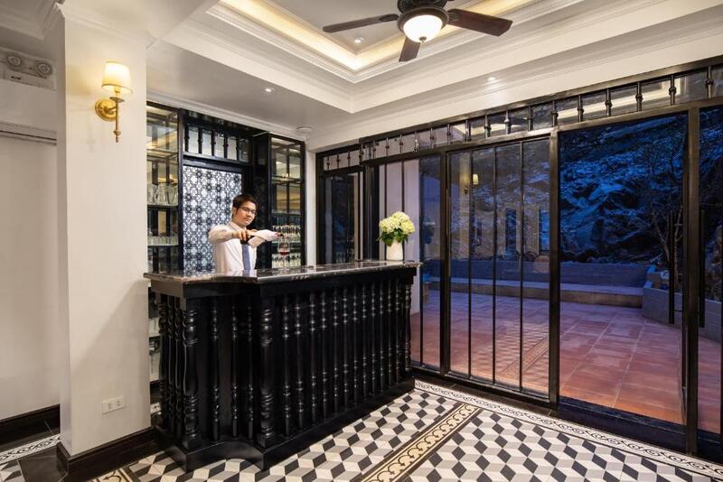 Trải nghiệm quầy bar của khách sạn bốn sao