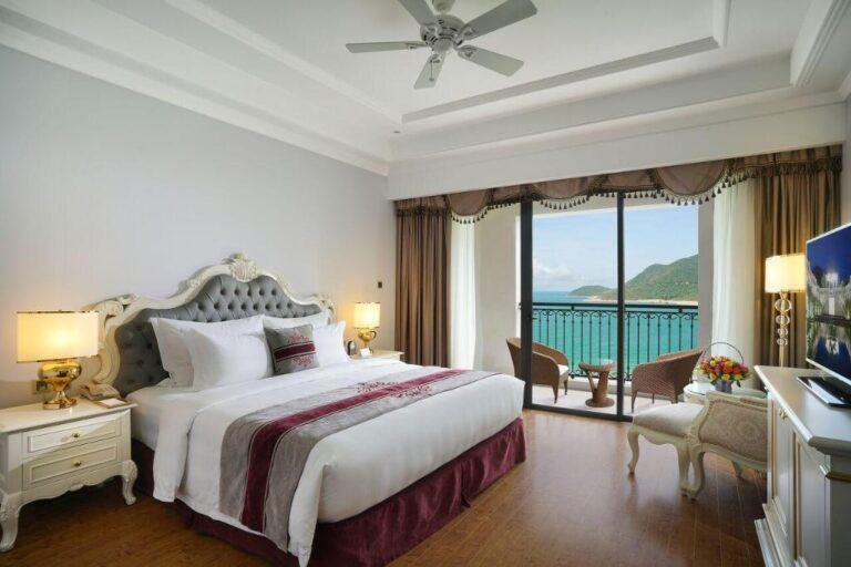 Vịnh cá heo tại VinWonders