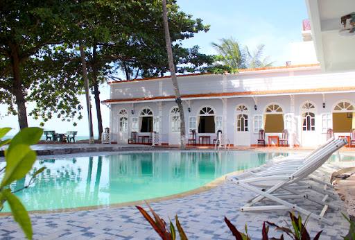 Bể bơi tại Sand Beach Resort