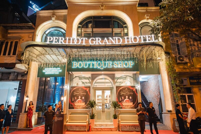Peridot Grand Luxury Boutique Hotel - Viên Ngọc Quý Phái Giữa Lòng Thủ Đô Giữa lòng thủ đô cổ kính, Peridot Grand Luxury Boutique Hotel như một viên ngọc với vẻ đẹp tiềm ẩn cùng nhiều câu chuyện thú vị chờ đợi du khách đến khám phá. Khách sạn này có điều gì đặc biệt? Cùng theo chân Tico Travel khám phá chi tiết ngay sau đây nhé! 1. Giới thiệu đôi nét về Peridot Grand Luxury Boutique Hotel ẢNH 1 Peridot Grand Luxury Boutique Hotel là một khách sạn chuẩn 5 sao quốc tế nằm ngay tại khu phố cổ - trái tim của thủ đô Hà Nội. Khách sạn bắt đầu mở cửa đón khách từ giữa năm 2022 và nhanh chóng tạo được tiếng vang trong lĩnh vực lưu trú. Trước đây, khách sạn này được biết đến rộng rãi với tên gọi Peridot Grand Hotel & Spa, sau đó được đổi tên như hiện nay. Hiện nay, khách sạn Peridot Grand sở hữu tổng cộng 105 phòng nghỉ đẳng cấp với 9 hạng phòng từ cơ bản cho đến cao cấp. Bên cạnh đó là hệ thống dịch vụ và tiện ích đẳng cấp quốc tế được khách sạn đầu tư khủng hướng đến trải nghiệm hoàn hảo, giàu cảm xúc cho khách hàng. Đội ngũ quản lý, nhân viên của khách sạn Peridot mến khách, thân thiện, chuyên nghiệp và thực sự chu đáo, sẵn sàng phục vụ những nhu cầu khắt khe của khách hàng. Bằng hệ thống phòng ốc, dịch vụ hoàn hảo cộng với sự tận tâm của nhân viên, Peridot Grand Hotel chính là điểm đến lý tưởng cho bạn. 2. Vị trí và hướng dẫn di chuyển đến khách sạn Peridot Grand Hotel & Spa 2.1. Vị trí Địa chỉ: 33 Đường Thành, quận Hoàn Kiếm, Hà Nội Khách sạn Peridot Grand Luxury Boutique Hotel tọa lạc tại số 33 Đường Thành, quận Hoàn Kiếm, cách Sân bay Nội bài khoảng 28km. Với vị trí đắc địa ngay trong khu phố cổ “tấc đất tấc vàng”, du khách lưu trú tại đây có dịp trải nghiệm nét văn hóa truyền thống và nhịp sống của người dân thủ đô. Peridot Grand Luxury Boutique Hotel nằm gần các điểm đến nổi tiếng của Hà Nội như Hồ Hoàn Kiếm, Lăng Bác, Phố cổ, Phố đi bộ Hồ Gươm,... Xung quanh khách sạn 5 sao là nhiều nhà hàng, quán ăn, khu mua sắm sầm uất rất tiện để du khách khám phá. 2.2. Hướng dẫn di chuyển ẢNH 2 Muốn đến Peridot Grand Luxury Boutique Hotel bạn có thể lựa chọn nhiều phương án di chuyển khác nhau. Với du khách quốc tế hoặc khách đến từ các địa phương phía Nam như Đà Nẵng, Nha Trang, TP. HCM thì tiện nhất là đi bằng máy bay. Sau khi đáp xuống Sân bay quốc tế Nội Bài, bạn có thể liên hệ ngay có bộ phận lễ tân của khách sạn để sử dụng dịch vụ đón tiễn sân bay. Ngoài ra để tiết kiệm thời gian bạn cũng có thể chọn đi taxi, xe buýt hoặc xe trung chuyển. Một số hãng taxi uy tín bạn có thể tham khảo như Melinh, Vinasun hay Grab Taxi. Quang đường từ sân bay Nội Bài về khách sạn Peridot Grand mất khoảng 28km Thời gian di chuyển cho quãng đường này khoảng hơn 30 phút. Giá taxi dao động từ 300.000 - 350.000 VNĐ/chuyến 4 chỗ hoặc 7 chỗ. 3. Không gian và thiết kế kiến trúc của Peridot Grand Luxury Boutique Hotel ẢNH 3 Một trong lý do Peridot Grand Luxury Boutique Hotel nhận được sự yêu thích của khách lưu trú chính là không gian nghỉ dưỡng sang trọng, riêng tư cùng lối thiết kế kiến trúc độc đáo. Tọa lạc ngay trong khu phố cổ sầm uất nhưng không gian bên trong của khách sạn lại bình yên và riêng tư đến lạ, hoàn toàn biệt lập với sự huyên náo, xô bồ của khu phố. Không chạy theo các xu hướng đang thịnh hành, Peridot Grand Hotel & Spa trung thành với những giá trị riêng biệt, mang nét đặc sắc và thanh lịch của thủ đô ngàn năm văn hiến. Phong cách kiến trúc tiêu biểu của Peridot là Indochine kết hợp với mét lãng mạn của kiến trúc Pháp, điểm tô họa tiết Á Đông tạo nên sự trang nhã, quý phái. ẢNH 4 Mỗi góc của khách sạn đều được decor tinh tế với nhiều tác phẩm nghệ thuật được sắp đặt ấn tượng khơi gợi nguồn cảm hứng cho bất cứ ai có niềm đam mê với cái đẹp. Nơi đây có vô vàn góc sống ảo cực chất để bạn thỏa sức check -in sống ảo trong suốt quá trình nghỉ dưỡng. 4. Khám phá hệ thống phòng nghỉ tại Peridot Grand Luxury Boutique Hotel 4.1. Phòng Chic Deluxe ẢNH 5 Nằm tại tầng 2 của Peridot Grand Luxury Boutique Hotel, Phòng Chic Deluxe là hạng phòng cơ bản với diện tích 28m2 với tầm nhìn ra thác nước nội khu và góc phố lân cận. Căn phòng nhỏ xinh nhưng rất sang trọng với vẻ đẹp đương đại thu hút mọi ánh nhìn. Trong phòng có đặt 1 giường đôi hoặc 2 giường twin cho 2 khách người lớn. Mặt khác, phòng Chic Deluxe còn có khu vực nhà tắm riêng tư với vies thác nước tuyệt đẹp có cả vòi hoa sen và bồn tắm riêng biệt. 4.2. Phòng Premier Deluxe ẢNH 6 Phòng Premier Deluxe của Peridot Grand Luxury Boutique Hotel rộng từ 28 - 32m2, mở ra một không gian yên tĩnh và thư thái cho khách lưu trú. Điểm nhấn của căn phòng này là tone màu xanh lam quý phái. Tất cả các phòng Premier Deluxe đều có view phố tuyệt đẹp, bên trong bố trí 1 giường King hoặc 2 giường đôi. Phòng tắm thanh lịch, sạch sẽ có vòi tắm đứng, bồn tắm nằm hoặc vòi hoa sen riêng biệt. 4.3. Phòng Grand Deluxe ẢNH 7 Sở hữu nhiều nét tương đồng với Premier Deluxe, Grand Deluxe rộng 28 - 32m2 là sự lựa chọn hoàn hảo cho các cặp đôi hoặc nhóm khách 2 người. Phòng khá rộng với view phố cổ đẹp mê ly. Nội thất là hàng cao cấp, các tiện nghi được tích hợp đầy đủ để bạn tận hưởng kỳ nghỉ thư thái. 4.4. Phòng Junior Suite ẢNH 8 Yên tĩnh và thoáng đãng là những du khách có thể cảm nhận về hạng phòng Junior Suite của Peridot Grand Luxury Boutique Hotel. Căn phòng rộng 30m2 bố trí một giường King cỡ lớn. Điểm nhấn là phần cửa sổ kịch sàn với tầm view hướng thẳng ra phố cổ sầm uất. Phòng tắm có cả cabin tắm đứng vòi hoa sen và bồn tắm nằm riêng để bạn thư giãn sau một ngày dài hoạt động. 4.5. Phòng Luxury Suite ẢNH 9 Phòng Luxury Suite là một trong những hạng phòng sang chảnh và rộng nhất của Peridot Grand Hotel & Spa. Căn hộ này có diện tích lên tới 52m2, bố trí giường King size lớn phù hợp cho gia đình 2 người lớn kèm 1 trẻ em. Bên trong phòng có khu vực tiếp khách, làm việc setup nội thất cao cấp và nhiều tiện nghi chuẩn 5 sao để bạn và người thân trải nghiệm. Khu vực phòng tắm và vệ sinh riêng biệt, sạch sẽ và thông thoáng. Điểm nhấn là bồn tắm nằm sang trọng cho những ai yêu thích sự riêng tư. 4.6. Phòng Grand Suite ẢNH 10 Sở hữu diện tích 54m2 với thiết kế như một căn hộ nhỏ, Grand Suite được nhiều du khách lựa chọn khi đến với Peridot Grand Luxury Boutique Hotel. Căn phòng có khu vực phòng khách, phòng ngủ và nhà tắm thiết kế riêng biệt. Tổng thể không gian của Grand Suite toát lên vẻ ấm cúng, sang chảnh từ nội thất gỗ sẫm màu, các bức tranh nghệ thuật treo tường ấn tượng khơi gợi xúc cảm yêu cái đẹp của khách hàng. Sau một ngày dài với nhiều hoạt động trải nghiệm, bạn có thể ngâm mình trong bồn tắm sang trọng để thư giãn, hồi phục tinh thần. 4.7. Phòng Grand Suite Balcony ẢNH 11 Được nhiều khách hàng ví như 1 căn studio nhỏ xinh, thanh lịch, Grand Suite Balcony được nâng cấp trải nghiệm so với Grand Suite. Hạng phòng này cũng sở hữu diện tích 54m2 với phòng khách, phòng ngủ và nhà tắm riêng tư, biệt lập nhưng có thêm góc ban công rộng rãi. Phía ngoài ban công Peridot Grand Luxury Boutique Hotel cho bố trí bàn ghế để bạn đọc sách, thưởng trà và ngắm nhìn khu phố cổ lung linh ánh đèn mỗi khi đêm về. Bên trong phòng ngủ là 1 chiếc giường đôi cỡ King cực rộn rái, êm ái để bạn có giấc ngủ sâu êm ái. Điểm nhấn trong thiết kế căn hộ nghỉ dưỡng là gam màu xanh và cam trầm ấm tạo nên sự quý phái, trang nhã. 4.8. Phòng Premier Connecting Room ẢNH 12 Premier Connecting Room của khách sạn Peridot Grand Hotel là sự lựa chọn lý tưởng cho các gia đình với sức chứa tối đa 4 khách người lớn kèm 1 trẻ em. Hạng phòng này là sự kết hợp 2 phòng Premier Deluxe tổng diện tích 56m2. Phòng ngủ setup 1 giường King và 2 giường đơn. Bên cạnh đó là không gian tiếp khách, sinh hoạt chung cho các thành viên và nhà tắm riêng tư có cả vòi hoa sen và bồn tắm nằm rộng rãi. 4.9. Phòng Grand Connecting Room ẢNH 13 Grand Connecting Room của Peridot Grand Luxury Boutique Hotel hoàn toàn phù hợp cho những gia đình gồm 4 khách người lớn và 1 khách trẻ em. Căn phòng là sự kết nối 2 phòng Grand Deluxe với diện tích 56m2 khá rộng rãi cùng view phố cổ nên thơ. Hạng phòng này có bố trí 1 giường King lớn và 2 giường Twin với chăm ga gối nệm hàng cao cấp để bạn có giấc ngủ ngon. Lựa chọn Grand Connecting Room, bạn sẽ được trải nghiệm những dịch vụ và tiện ích cao cấp nhất của khách sạn. 5. Dịch vụ và tiện ích nổi bật tại khách sạn Peridot Grand Hotel & Spa 5.1. Ẩm thực Nhà hàng 1968 ẢNH 14 Tọa lạc tại tầng hầm B1 của khách sạn Peridot Grand, nhà hàng 1968 mang đến cho thực khách những trải nghiệm ẩm thực Việt Nam và châu Á đặc sắc. Du khách đến nhà hàng có thể thỏa sức chọn cho mình các món ăn truyền thống Việt Nam, Nhật Bản, Trung Quốc hay Hàn Quốc trong không gian decor thanh lịch, duyên dáng. Đặc biệt ở đây còn có cả khu vực phòng riêng phù hợp cho các bữa tiệc thân mật. Nhà hàng Olivine ẢNH 15 Nhà hàng Olivine nằm tại tầng 11 của Peridot Grand Luxury Boutique Hotel. Nơi đây là địa chỉ tin cậy cho những ai là tín đồ của đồ u. Khu nhà hàng thiết kế thoáng đãng với tầm nhìn thơ mộng ra khu bể bơi ngoài trời. Bạn có thể thỏa sức thưởng thức các món ăn ngon trong khung cảnh thơ mộng. Ở đâu cũng có phòng riêng với sức chứa từ 10 - 12 khách cho những ai có nhu cầu. Khung giờ hoạt động của nhà hàng Olivine là từ 11:00 – 21:45 hàng ngày kể cả ngày Lễ, Tết. Ignite Sky Bar ẢNH 16 Ignite Sky Bar tọa lạc trên tầng thượng của khách sạn Peridot Grand Hotel với tầm nhìn 360 độ ra khu phố cổ. Địa điểm này được mệnh danh là rooftop bar đẳng cấp bậc nhất khu vực nội ô của thủ đô. Bar có thiết kế mở, không gian thoáng đãng, thiết kế theo phong cách nhã nhặn, thanh lịch tạo thiện cảm cho thực khách khi đến đây. Sức chứa tối đa của Ignite Sky Bar là 350 khách đối với tiệc đứng và 180 khách với tiệc ngồi. Sảnh khách sạn ẢNH 17 Sảnh khách sạn Peridot Grand Luxury Boutique Hotel khá rộng rãi với thiết kế sang trọng tới từng tiểu tiết. Đây là nơi du khách có thể thưởng thức những bữa ăn nhẹ, nhâm nhi tách cafe hay ly cocktail được pha chế theo công thức riêng. Bên cạnh đó, thiết kế mở giúp du khách ngắm nhìn toàn cảnh thác nước nội khu cũng như lối trang trí đậm chất nghệ thuật. Bạn có thể đến sảnh khách sạn để nghỉ ngơi, thư giãn hoặc gặp gỡ bạn bè, đối tác. 5.2. Sức khỏe và làm đẹp Peridot Spa ẢNH 18 Peridot Spa mở cửa từ 9:00 – 22:00 mang đến cho khách lưu trú một thiên đường nghỉ dưỡng, thư giãn với những liệu pháp trị liệu, massage ấn tượng, hiệu quả cao có nguồn gốc từ thiên nhiên. Sau khi sử dụng dịch vụ tại Spa của Peridot Grand Luxury Boutique Hotel bạn sẽ cảm thấy cơ thể khỏe khoắn và tràn đầy sức sống. Phòng tập thể hình ẢNH 19 Hoạt động trong khung giờ từ 9:00 - 21:00 hàng ngày phòng tập thể hình tại tầng 2 của khách sạn Peridot Grand Luxury Boutique Hotel là địa chỉ để bạn duy trì vóc dáng thon gọn, cơ bắp săn chắc. Nơi đây bố trí nhiều máy móc, trang thiết bị tập luyện hiện đại, miễn phí để bạn trải nghiệm. Bể sục Jacuzzi, phòng xông khô và xông hơi ẢNH 20 Peridot Grand sở hữu đầy đủ các tiện ích bể sục Jacuzzi, phòng xông khô và xông hơi đạt chuẩn 5 sao quốc tế để du khách thoải mái thư giãn cũng như chăm sóc sức khỏe cho bản thân. Bạn có thể ngâm mình trong làn nước nóng để thư giãn, giải tỏa căng thẳng, giảm đau nhức xương khớp hay trải nghiệm xông hơi khô, xông hơi ướt để đào thải các chất độc hại ra khỏi cơ thể. Bể bơi vô cực ẢNH 21 Bể bơi vô cực của Peridot Grand Luxury Boutique Hotel nằm tại tầng thượng của khách sạn, ngay cạnh nhà hàng Olivine. Khách sạn tự hòa khi đây chính là bể bơi vô cực tầng cao duy nhất trong khu phố cổ. Từ dưới đây có thể ngắm nhìn bao quát, toàn cảnh những ngôi nhà góc phố trong nội ô quận Hoàn Kiếm. Bạn có thể đến bể bơi trong khung giờ từ 9:00 - 21:00 để bơi lội, thư giãn hay chụp hình check - in sống ảo với background đẹp ngoạn mục. 5.3. Hội nghị và Sự kiện ẢNH 22 Hiện nay Peridot Grand Luxury Boutique Hotel đang sở hữu 3 phòng hội nghị Saphire và 1 phòng tiệc lớn Grand Sapphire với không gian rộng rãi, setup nội thất liên hoạt cùng âm thanh - ánh sáng hiện đại. Nơi đây chuyên được chọn để tổ chức các bữa tiệc hay các sự kiện quan trọng như tiệc cưới, lễ ký kết hợp đồng,... 6. Review khách sạn Peridot Grand Hotel từ phía khách hàng Dưới đây là những feedback ấn tượng của khách lưu trú về khách sạn Peridot Grand mà Tico Travel đã tổng hợp và chia sẻ đến bạn: Chị Quỳnh Anh (Rate 5/5 sao) cho hay: “Nhân viên Peridot Grand Luxury Boutique Hotel siêu thân thiện, nhiệt tình hỗ trợ mọi thắc mắc của gia đình mình. Chỗ nghỉ sạch sẽ, trang nhã, vị trí thuận tiện cho việc tham quan du lịch.” Anh Hoàng Long (Rate 5/5 sao) nêu cảm nhận: “Khách sạn Peridot Grand Luxury Boutique Hotel chuẩn 5 sao quốc tế, gồm nhiều hạng phòng để lựa chọn. Phong cách kiến trúc giàu tính nghệ thuật, có nhiều góc để sống ảo. Nhất định sẽ quay lại khi ra Hà Nội.” 7. Thông tin đặt phòng khách sạn Peridot Grand Luxury Boutique Hotel Nếu bạn có nhu cầu đặt phòng và tham khảo dịch vụ tại Peridot Grand Luxury Boutique Hotel thì có thể nhanh tay liên hệ theo thông tin sau: Địa chỉ: 33 Đường Thành, quận Hoàn Kiếm, Hà Nội Số điện thoại: 0943 333 333 – 025 7777 7777 Fanpage: https://www.facebook.com/TicoTravelHN Website: http://lalago.vn 8. Một số địa điểm du lịch nổi tiếng gần khách sạn Peridot Grand 8.1. Phố cổ Hà Nội ẢNH 23 Phố cổ nằm không xa Peridot Grand Luxury Boutique Hotel là nơi ghi đậm nét dấu ấn văn hóa, kiến trúc truyền thống của người Hà Nội xưa. Hiện nay khu phố vẫn còn lưu giữ được nét cổ kính của một thời đã xa, Nơi đây có nhiều cửa hiệu, quán ăn chuyên bày bán những mặt hàng đặc trưng được nhiều du khách yêu thích ghé thăm. 8.2. Hồ Hoàn Kiếm ẢNH 24 Nhắc đến những điểm du lịch nổi tiếng gần Peridot Grand Luxury Boutique Hotel thì không thể nào bỏ qua Hồ Hoàn Kiếm. Hồ nước xanh biếc nổi bật với Tháp Rùa uy nghi và đền Ngọc Sơn cổ kính. Bạn có thể dạo quanh bờ hồ hít hà không khí hay chụp hình check - in để khoe cùng bạn bè. Trên đây, Tico Travel đã cùng bạn khám phá từ A - Z những thông tin nổi bật về khách sạn Peridot Grand Luxury Boutique Hotel. Với vẻ đẹp hoàn mỹ, dịch vụ đa dạng, chất lượng và đội ngũ nhân viên tận tình, mến khách đây chính là option quá dỗi lý tưởng cho kỳ nghỉ của bạn. 