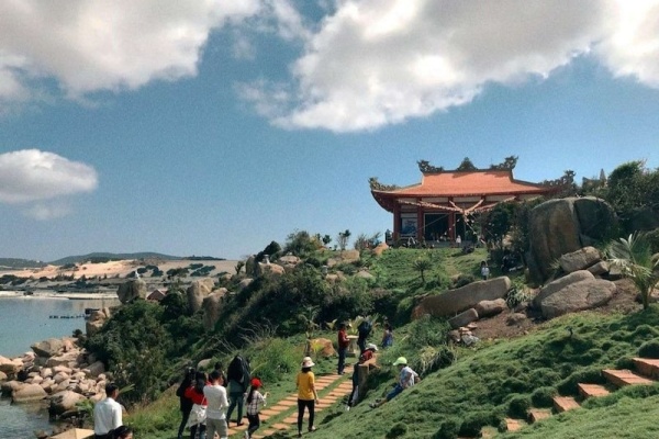 Núi Thiên Ấn điểm đến tâm linh và khám phá thiên nhiên Quảng Ngãi