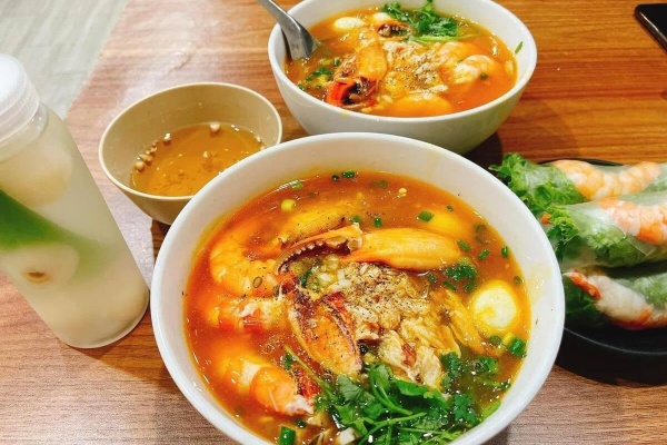 Bánh canh bà Quýt Hội An có gì mà khiến ai cũng mê?