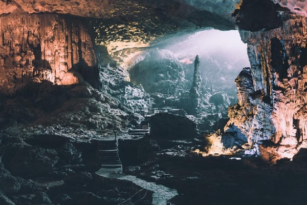 Hang Đầu Gỗ Hạ Long – Khám Phá Hang Động Đá Vôi Hùng Vĩ Bậc Nhất Vịnh Hạ Long