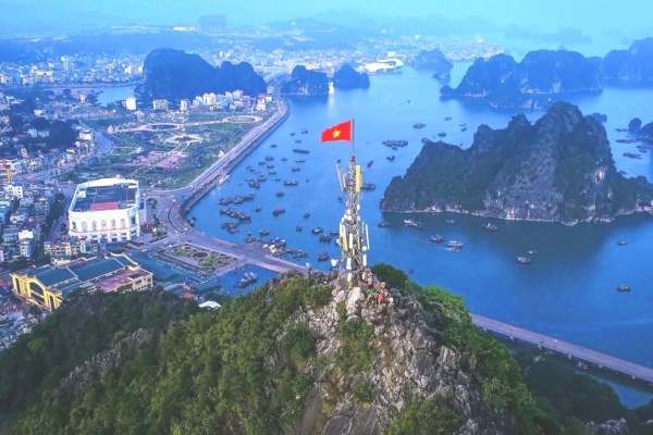 Núi Bài Thơ Hạ Long: Ngọn Núi Ngắm Cảnh Vịnh Hạ Long Tuyệt Đẹp