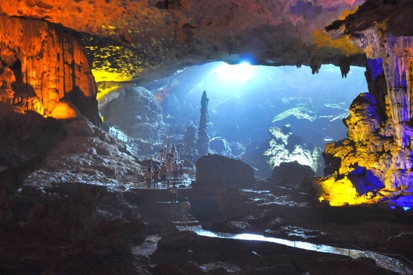 Động Thiên Cung Hạ Long – Khám Phá Hang Động Kỳ Ảo Bậc Nhất Vịnh Hạ Long