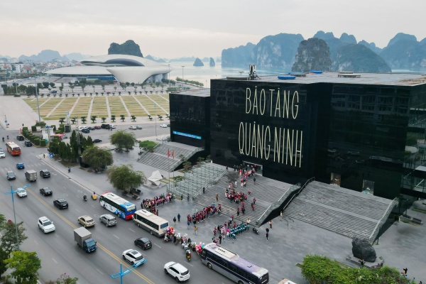Bảo Tàng Quảng Ninh: Hành Trình Giải Mã Viên Ngọc Đen Huyền Bí