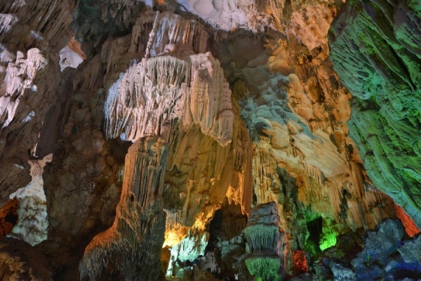 Hang Đầu Gỗ Vịnh Hạ Long: Tuyệt tác hang động và dấu ấn lịch sử hào hùng