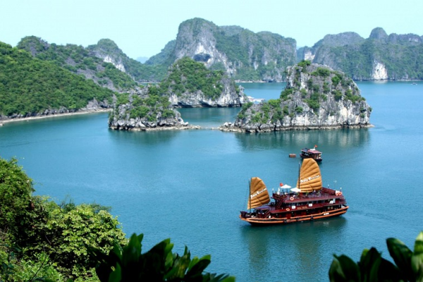 Đảo Cống Đỏ: Khám Phá Viên Ngọc Sinh Thái Giữa Vịnh Hạ Long
