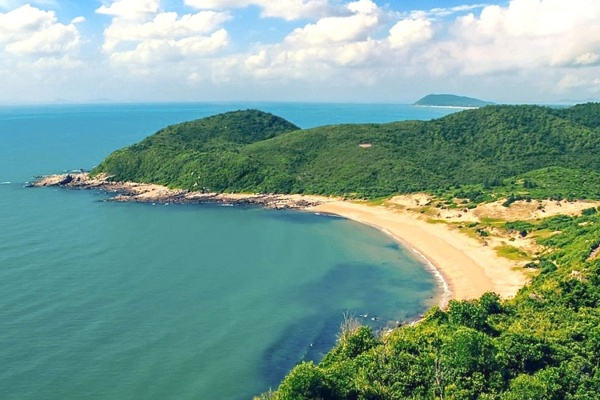 Đảo Vĩnh Thực: Khám Phá Vùng Biển Đảo Hoang Sơ Phía Nam Móng Cái