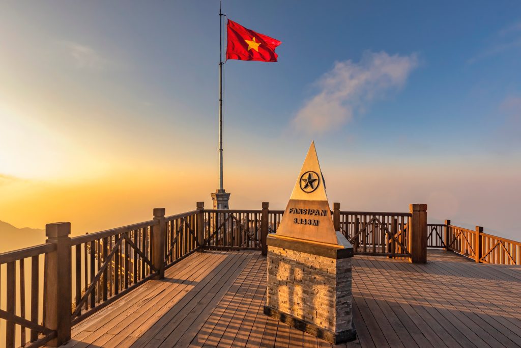 Chinh phục đỉnh Fansipan huyền thoại được mệnh danh là 