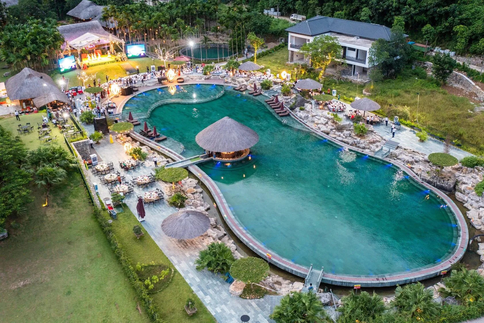 Bể bơi ngoài trời của resort với làn nước trong vắt là nơi giải nhiệt tuyệt vời
