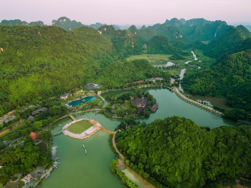 Toàn bộ không gian nghỉ dưỡng được bao phủ bởi màu xanh của thiên nhiên