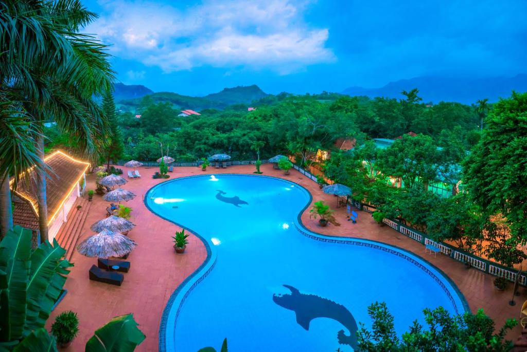 Resort sở hữu một hồ bơi ngoài trời với diện tích mặt nước rộng lớn