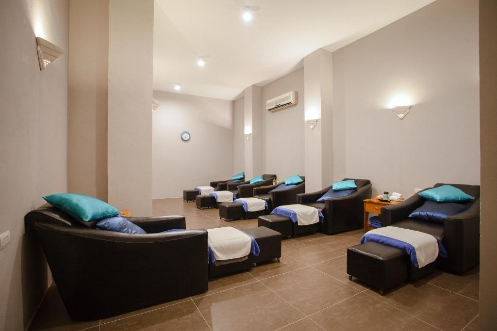 Phân khu spa cung cấp các bài massage, bấm huyệt xoa bóp cổ truyền