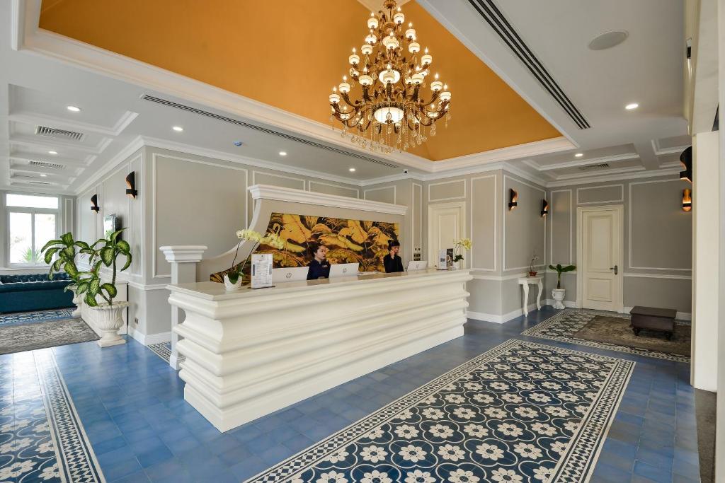 Sảnh lễ tân bên trong mang lối thiết kế châu Âu cùng đèn chùm