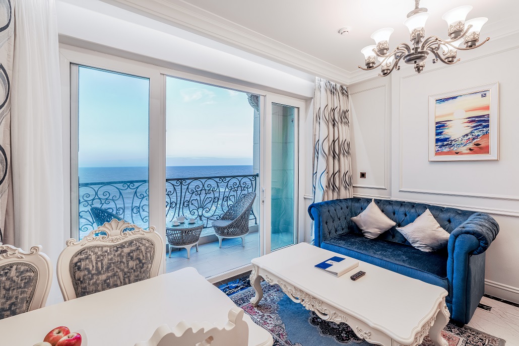 Căn Suite sở hữu ban công hướng biển cùng nội thất