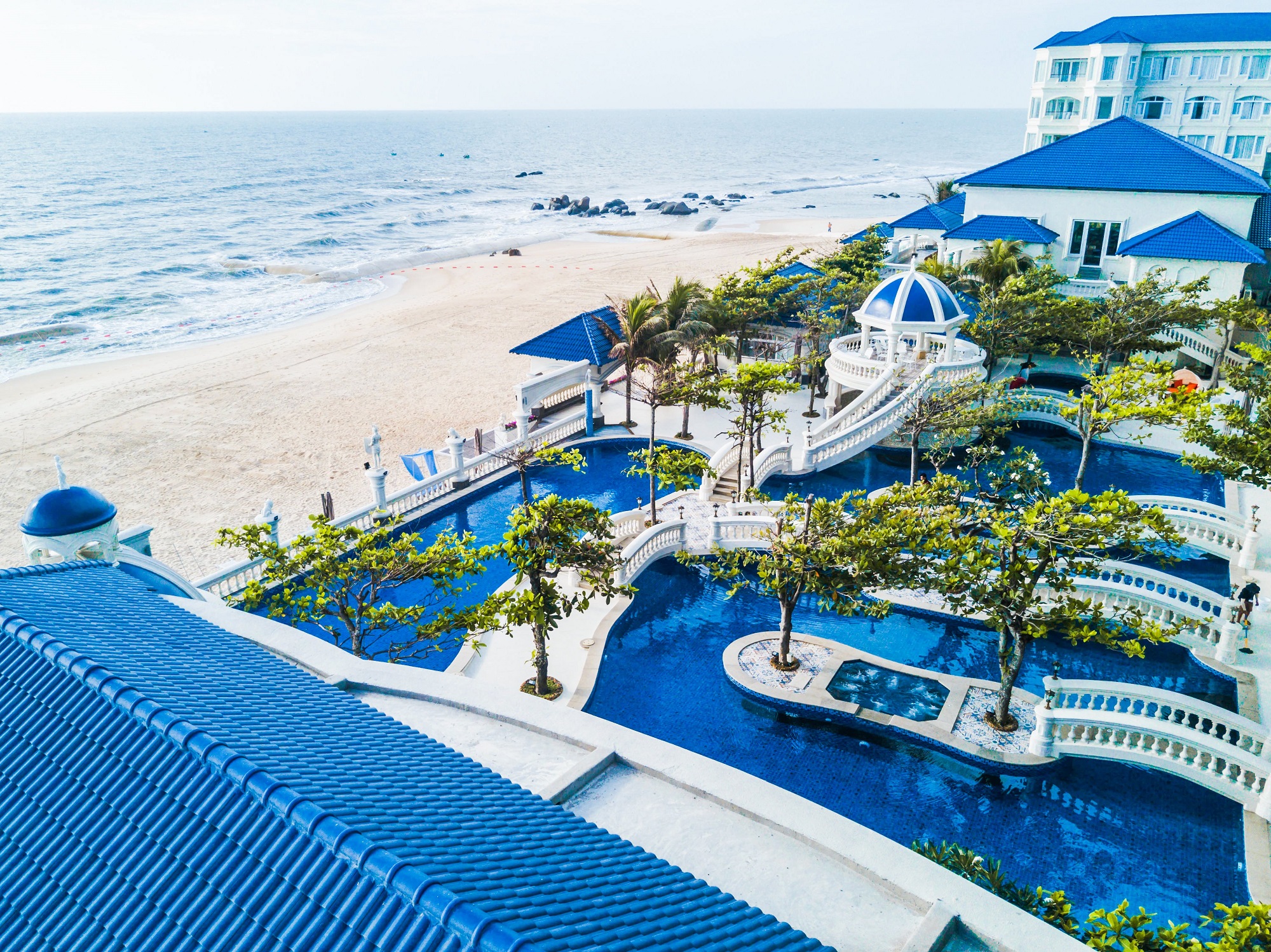 Lan Rung Beach Resort sở hữu khu vực hồ bơi rộng lớn và trải dài 